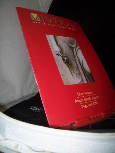 Artikelbild des Artikels “32/2004, Serie Āsana – jānuśīrṣāsana Yoga und OM – ein
Missverständnis Yoga Sūtra – Über Trauer - Yoga und Gefühle “