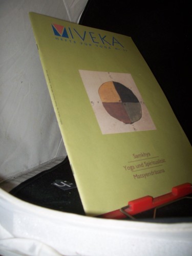 Artikelbild des Artikels “23/2001 Yoga Sūtra – Spannungsfeld Yoga Sāṃkhya Yoga und
Spiritualität – von T.K.V. Desikachar Serie Āsana –
matsyendrāsana “