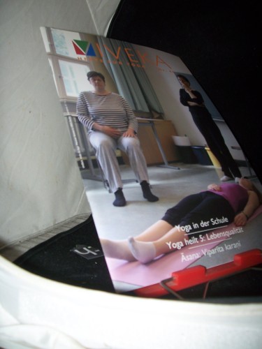 Artikelbild des Artikels “44/2009 Yoga in der Schule Yoga heilt - Teil 5 - Lebensqualität Serie
Āsana – viparīta karaṇī “