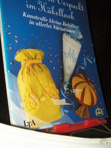 Artikelbild des Artikels “Romantisch verpackt im Häkellook : kunstvolle kleine Behälter in allerlei Variationen / Bernadette Baldelli ; Marie-Noe??lle Bayard. [Fotogr.: Charlie Abad. Übers.: Hannelore Ganslandt] “