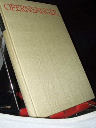 Artikelbild des Artikels “Opernsänger : 44 Porträts aus d. Welt d. Musiktheaters / Hrsg. von
Ernst Krause. Fotos von Jürgen Simon “