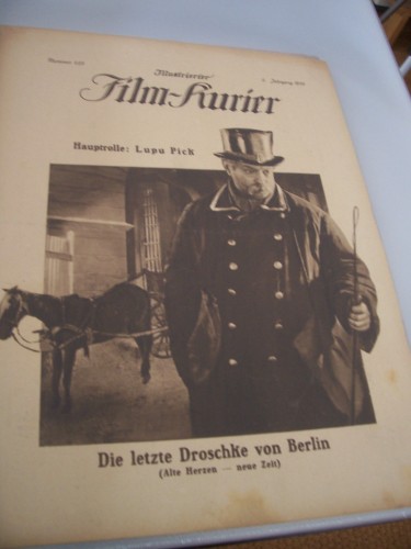 Artikelbild des Artikels “Nummer 425, 1926, Die letzte Droschke von Berlin (Alte Herzen, neue
Zeit) “