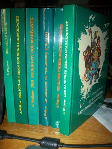Artikelbild des Artikels “6 Bände (komplette DDR Ausgaben) Der gelbe Nebel, Der Zauberer der
Smaragdenstadt, Der schlaue Urfin und seine Holzsoldaten, Das
Geheimnis des verlassenen Schlosses, Der Feuergott der Maranen, Die
sieben unterirdischen Könige “