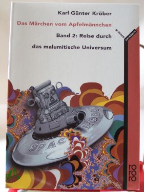 Artikelbild des Artikels “Das Märchen vom Apfelmännchen, Reise durch das malumitische
Universum “