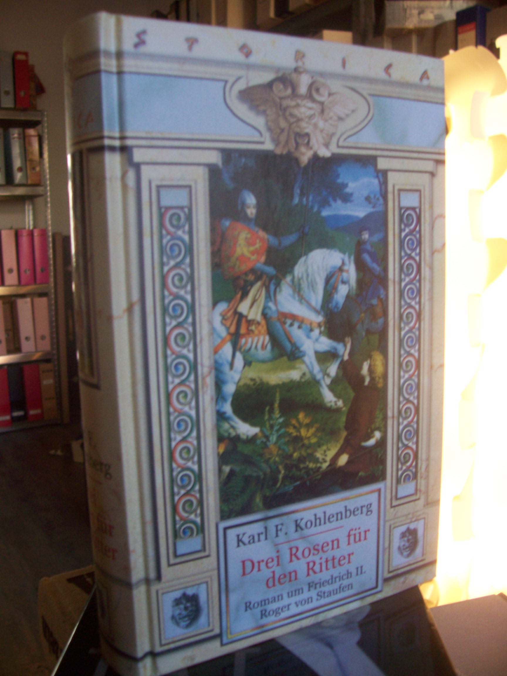 Artikelbild 1 des Artikels “Drei Rosen für den Ritter: Roman um Friedrich II. Roger von Staufen ; Roman / Karl F. Kohlenberg “
