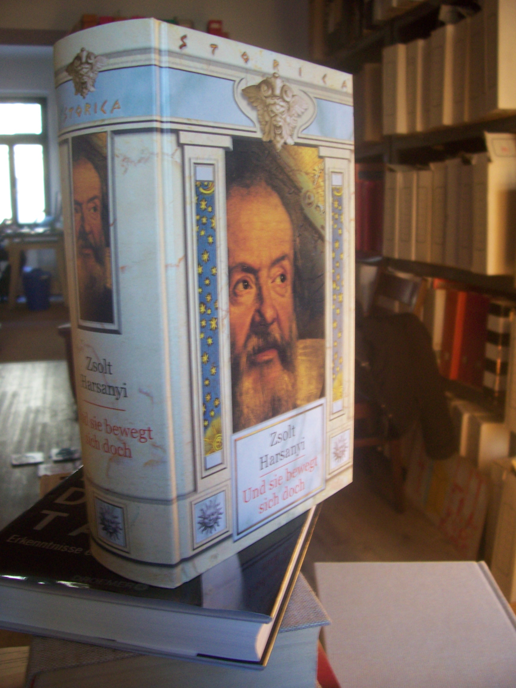 Artikelbild 1 des Artikels “Und sie bewegt sich doch : der Galilei-Lebensroman / Zsolt Harsanyi ; aus dem Ungarischen übersetzt und bearbeitet von J. P. Toth und A. Luther “