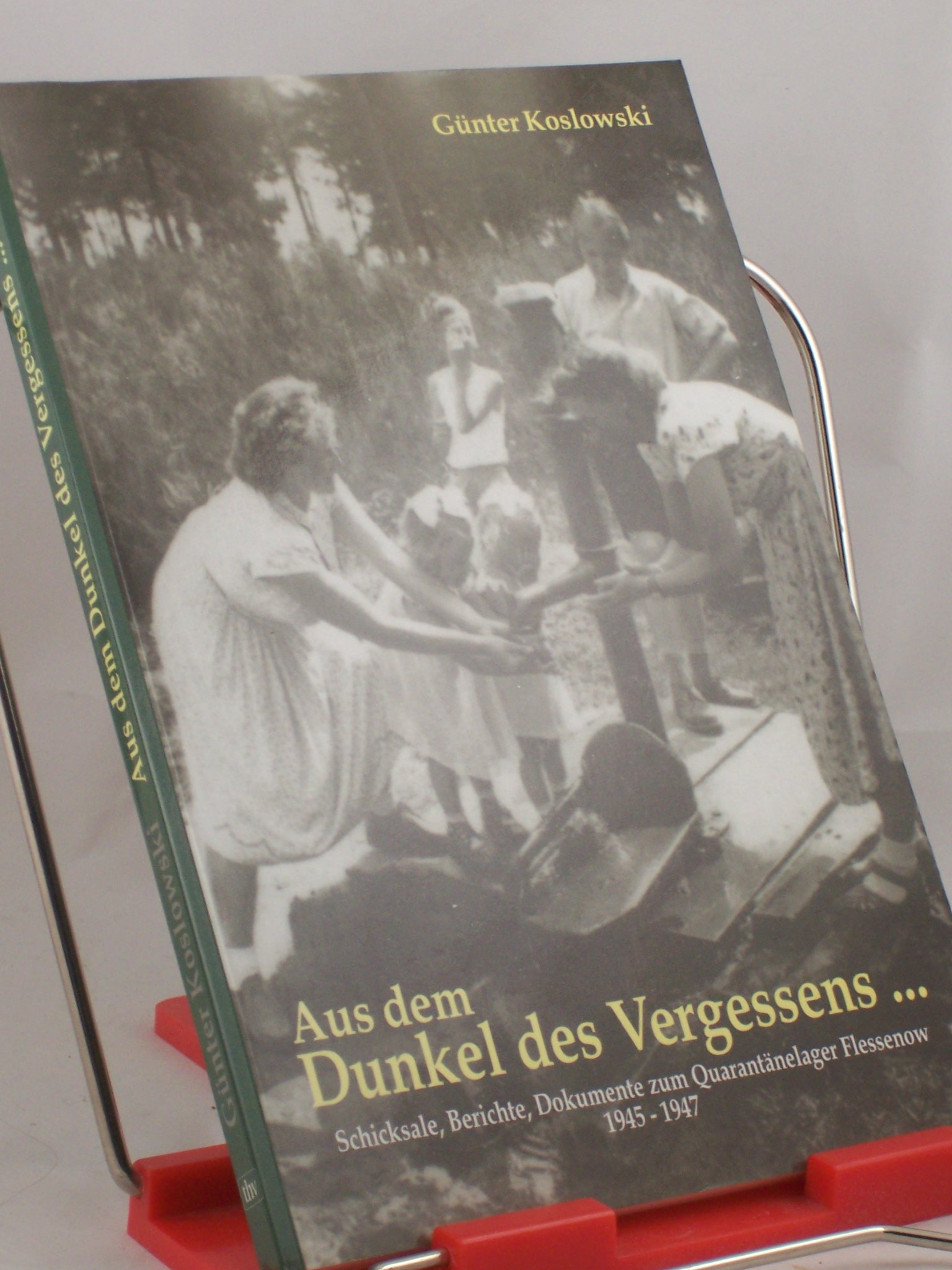 Artikelbild 1 des Artikels “Aus dem Dunkel des Vergessens... : Schicksale, Berichte, Dokumente zum Quarantänelager Flessenow ; 1945 - 1947 / Koslowski. In Zusammenarbeit mit der Heimatstube Rubow und der Landeszentrale für Politische Bildung Mecklenburg-Vorpommern “