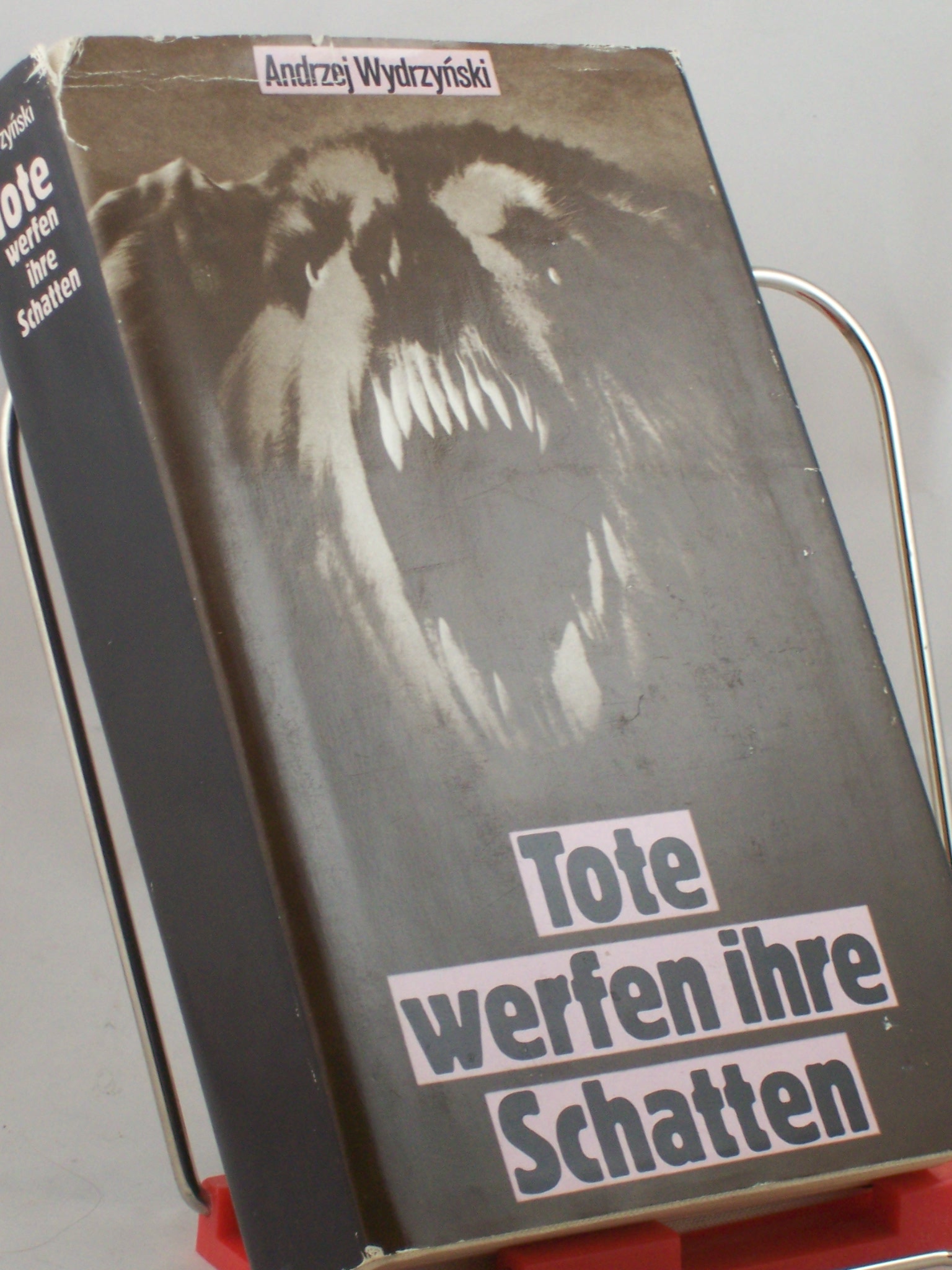 Artikelbild 1 des Artikels “Tote werfen ihre Schatten : Roman / Andrzej Wydrzynski. Aus d. Poln.
von Kurt Kelm “