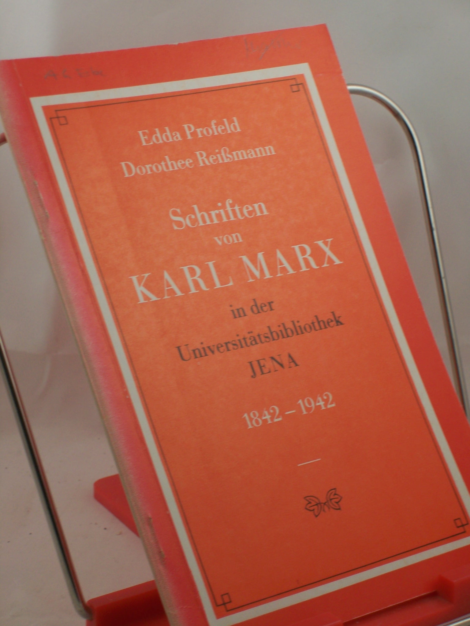 Artikelbild 1 des Artikels “Bibliographisches Verzeichnis der Schriften von Karl Marx im Bestand
der Universitätsbibliothek Jena : 1842 - 1845 / Edda Profeld ;
Dorothee Reissmann. Veröff. von d. Univ.-Bibl. d.
Friedrich-Schiller-Univ. Jena, Abt. Wiss. Information, Die “