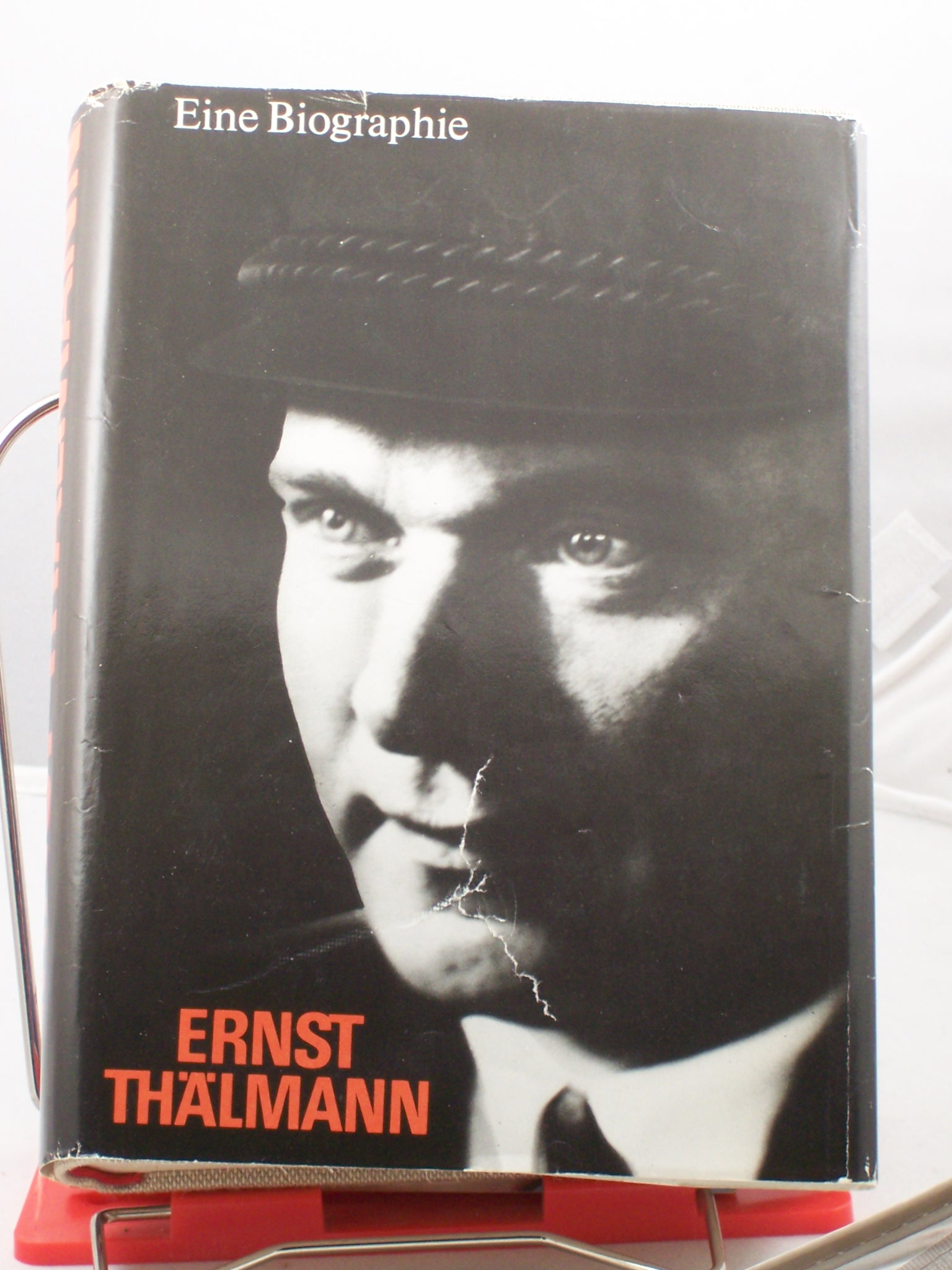 Artikelbild 1 des Artikels “Ernst Thälmann : e. Biographie / Inst. für Marxismus-Leninismus beim
Zentralkomitee d. SED. Autorenkollektiv: Günter Hortzschansky
(Leiter)... Unter Mitarb. von: Katja Haferkorn... “