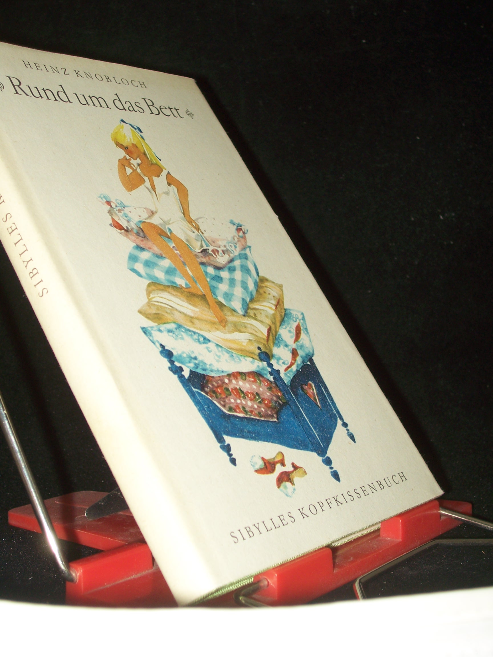 Artikelbild 1 des Artikels “Rund um das Bett : Sybilles Kopfkissenbuch / Heinz Knobloch. Hrsg.:
Margot Pfannstiel. Illustrationen: Gitta Kettner “