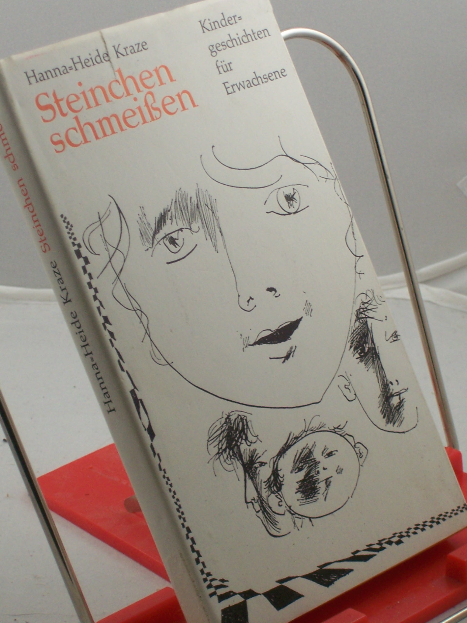 Artikelbild 1 des Artikels “Steinchen schmeissen : Kindergeschichten für Erwachsene / Hanna-Heide
Kraze. Illustrationen von Wolfgang Würfel “