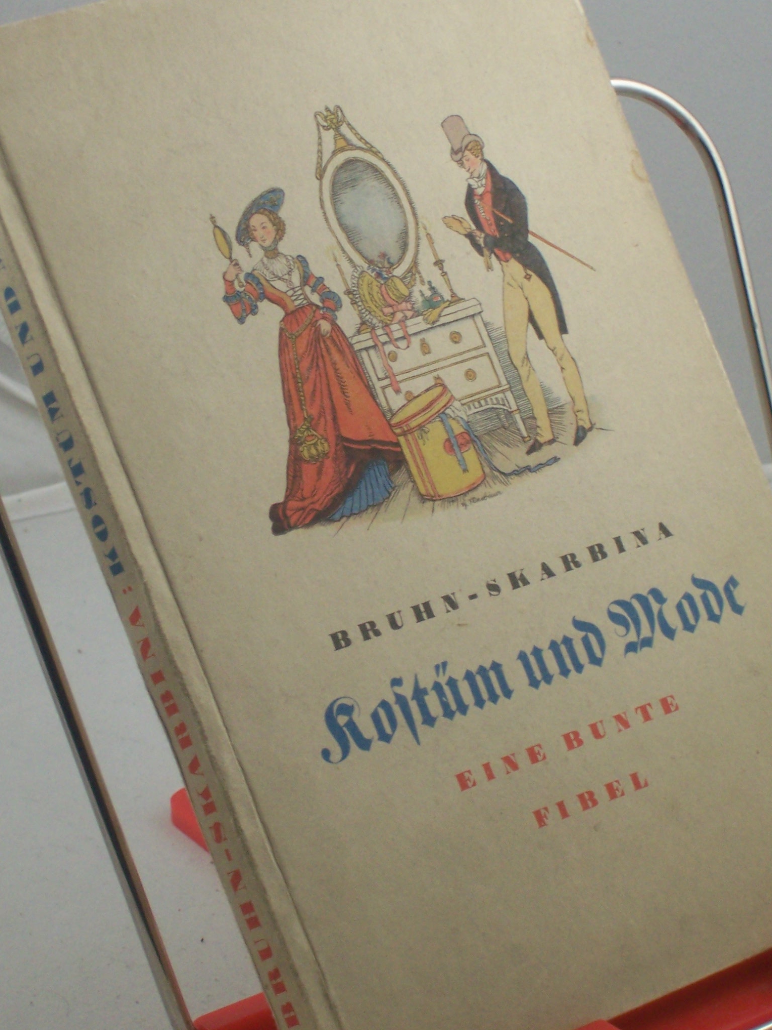 Artikelbild 1 des Artikels “Kostüm und Mode : Eine bunte Fibel / Wolfgang Bruhn. Bilder von Helmut Skarbina “