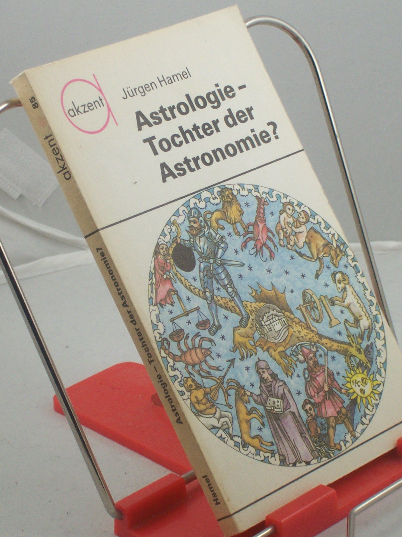 Artikelbild 1 des Artikels “Astrologie - Tochter der Astronomie? / Jürgen Hamel. Zeichn. von Werner Ruhner “