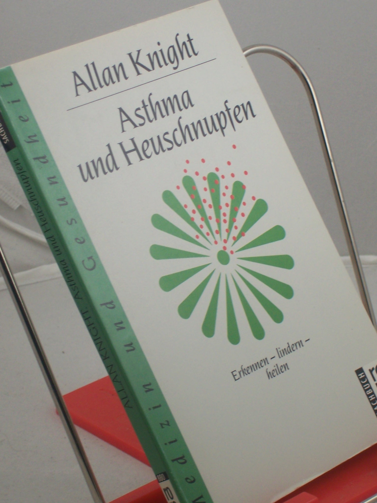 Artikelbild 1 des Artikels “Asthma und Heuschnupfen : erkennen - lindern - heilen / Allan Knight. Mit e. Vorw. von E. Fuchs. Aus d. Engl. von Angela Hörmann “