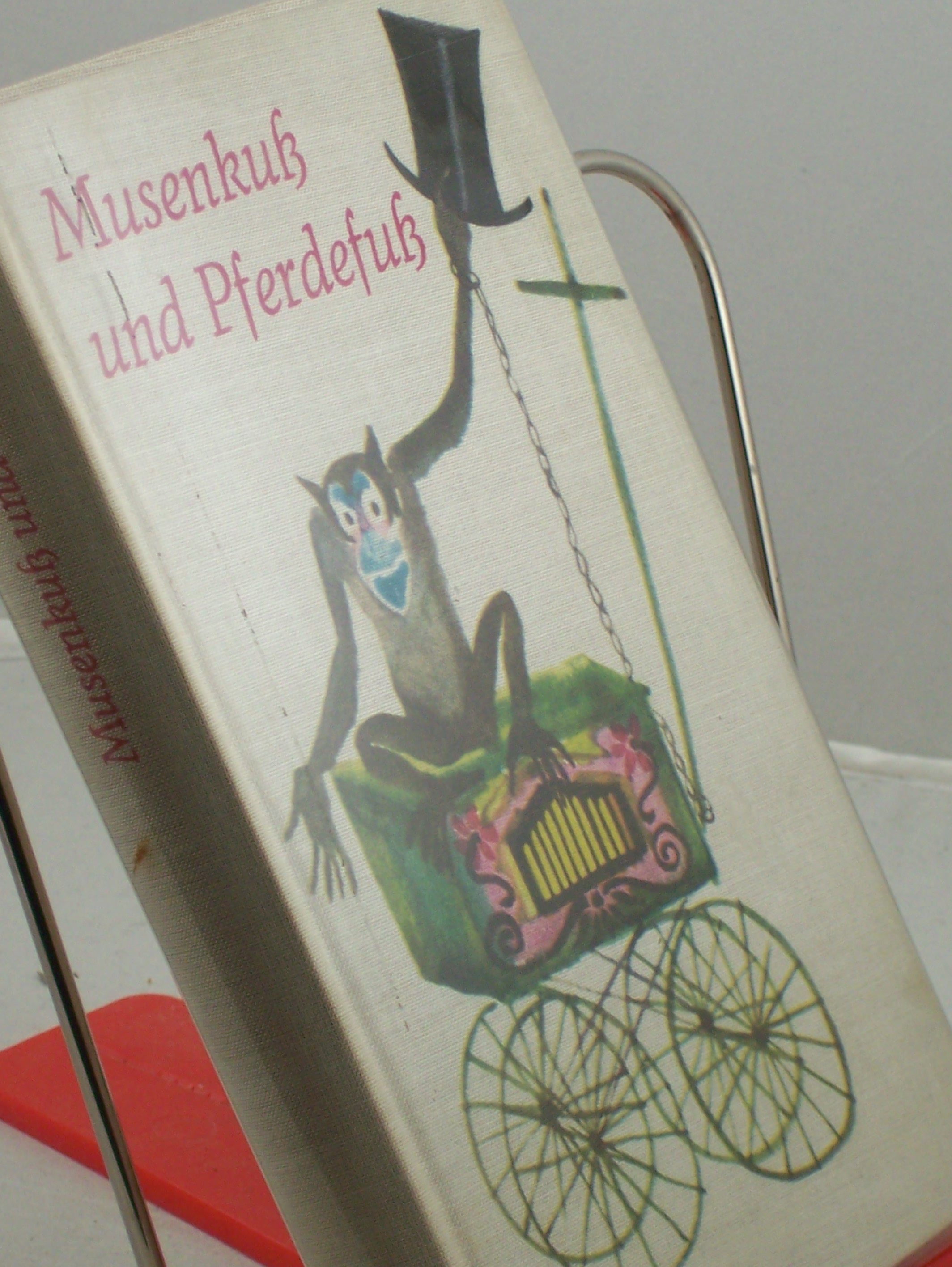 Artikelbild 1 des Artikels “Musenkuss und Pferdefuss : Verse, vorwiegend heiter / Gisela
Steineckert. Illustrationen von Ruth Kotsch “