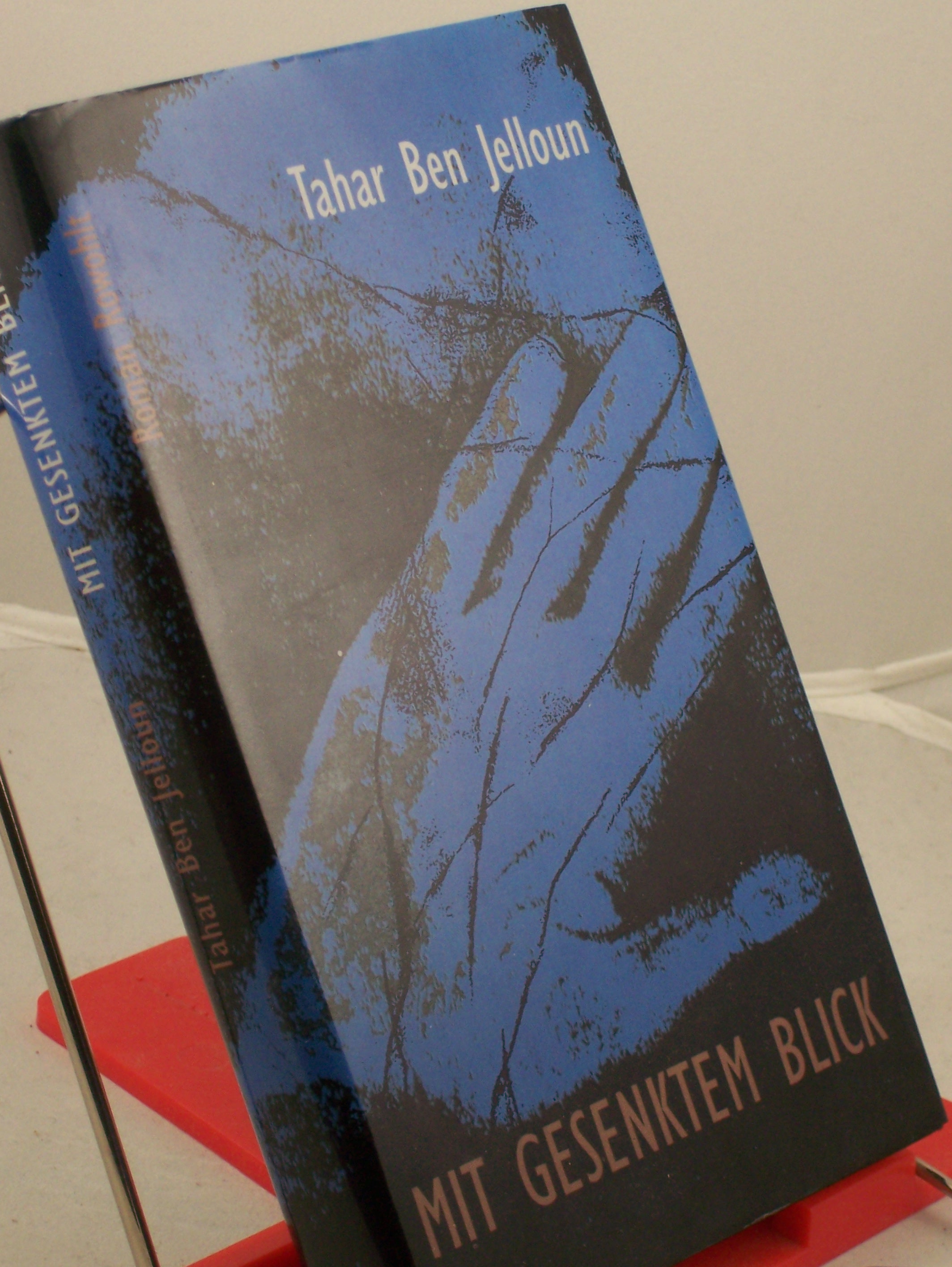 Artikelbild 1 des Artikels “Mit gesenktem Blick : Roman / Tahar Ben Jelloun. Aus dem Franz. von
Uli Aumüller “