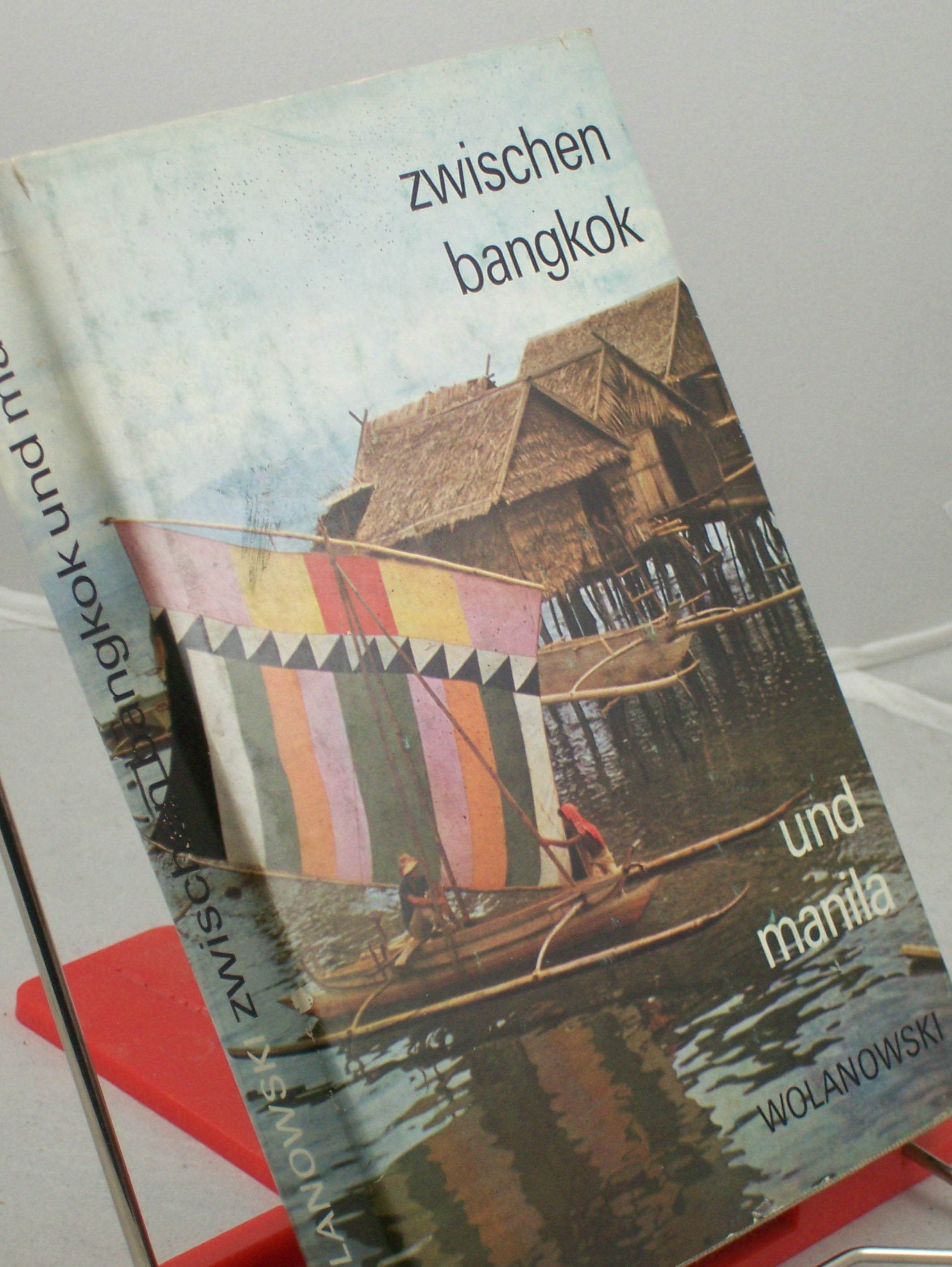 Artikelbild 1 des Artikels “Zwischen Bangkok und Manila : unterwegs in Südostasien / Lucjan
Wolanowski. Übers. aus d. Poln. von Bolko Schweinitz. Kt.-Zeichn.:
Helga Paditz “