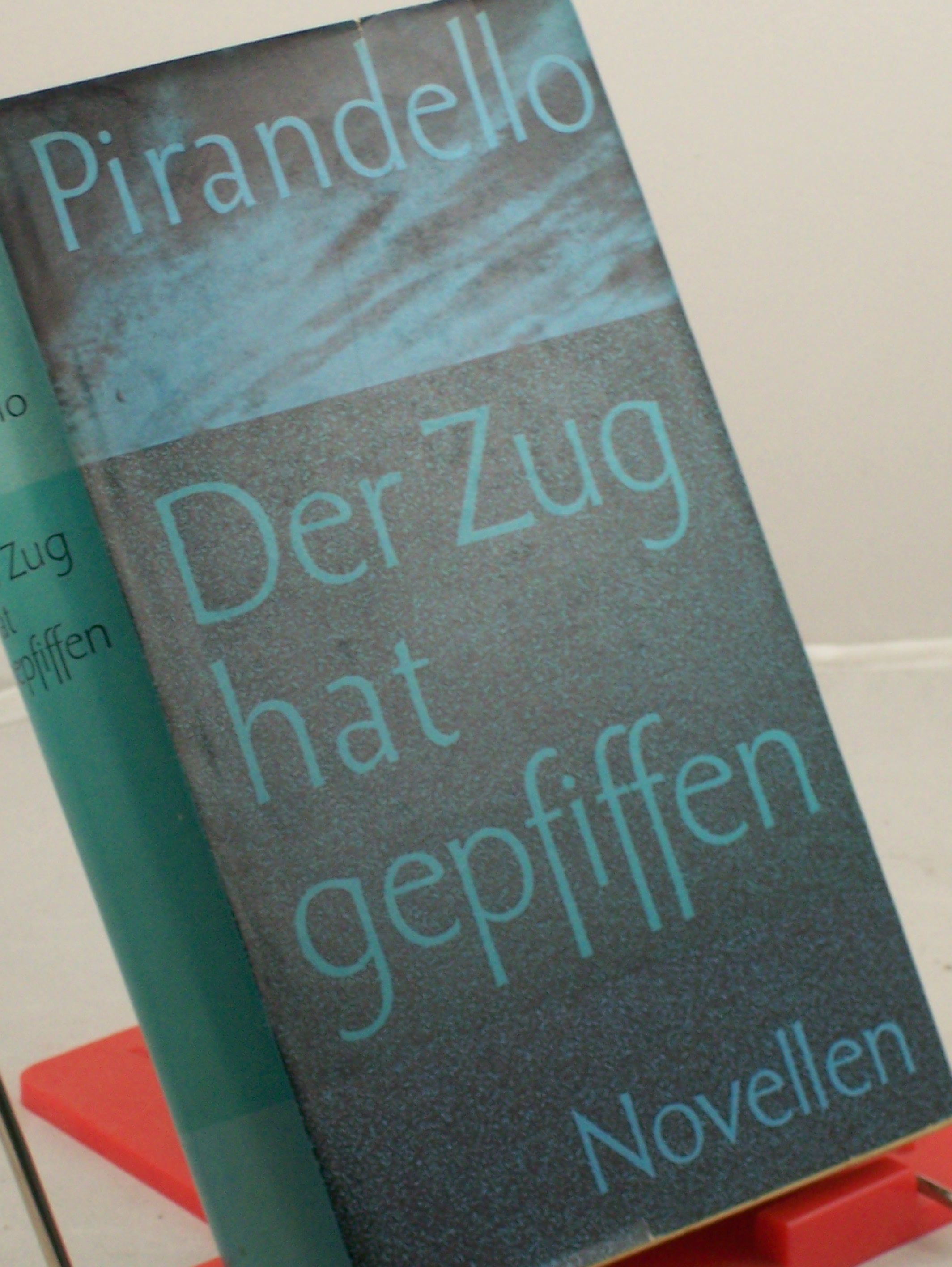 Artikelbild 1 des Artikels “Der Zug hat gepfiffen : Novellen / Luigi Pirandello. Aus d. Italien. übertr. von Ruth Macchi u. Hans Hinterhäuser. Mit e. Nachw. von N. Jelina “