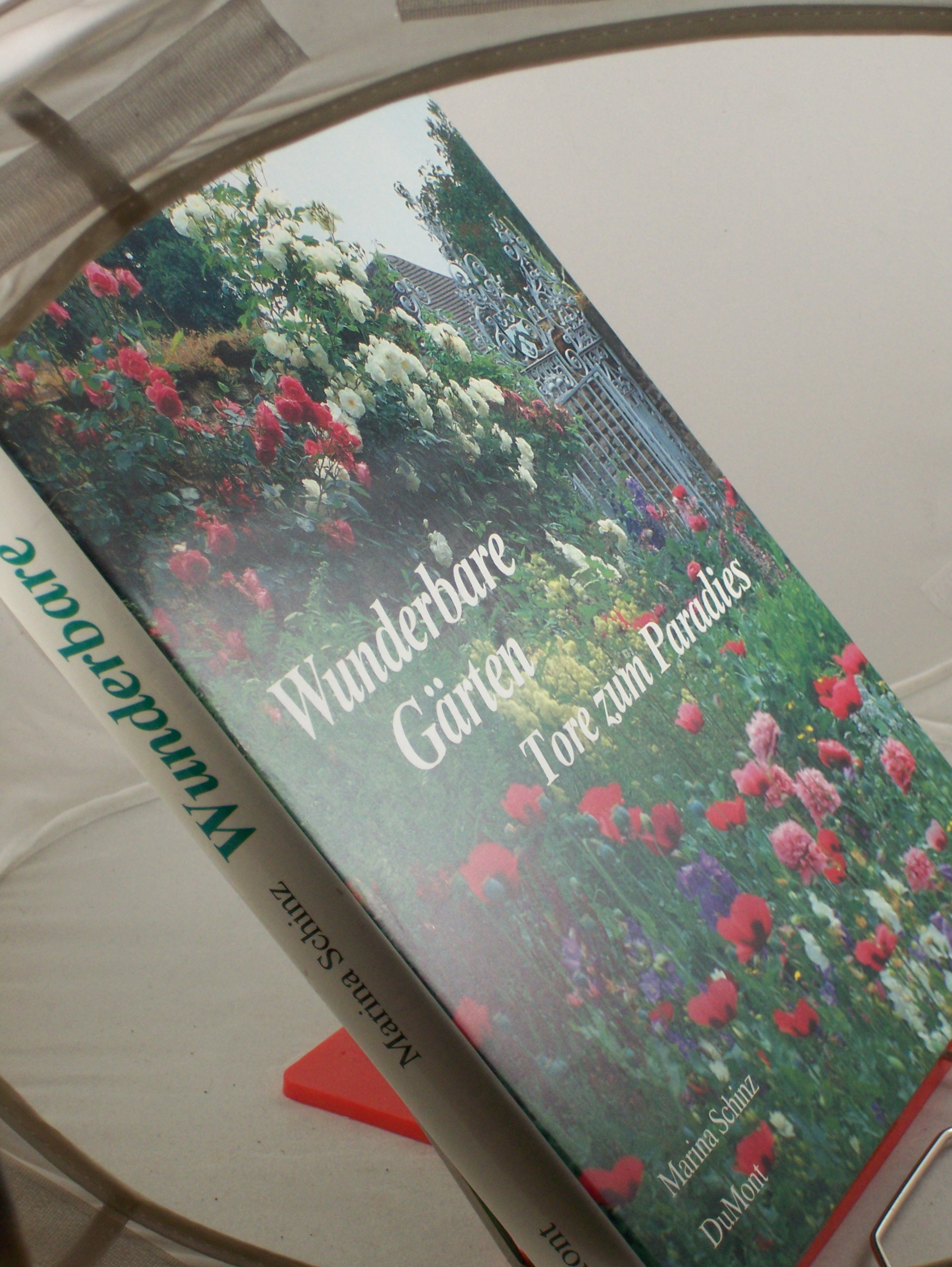 Artikelbild 1 des Artikels “Wunderbare Gärten : Tore zum Paradies / Photos von Marina Schinz. Text von Susan Littlefield unter Mitarb. von Marina Schinz. Aus d. Amerikan. von Sascha Mantscheff “