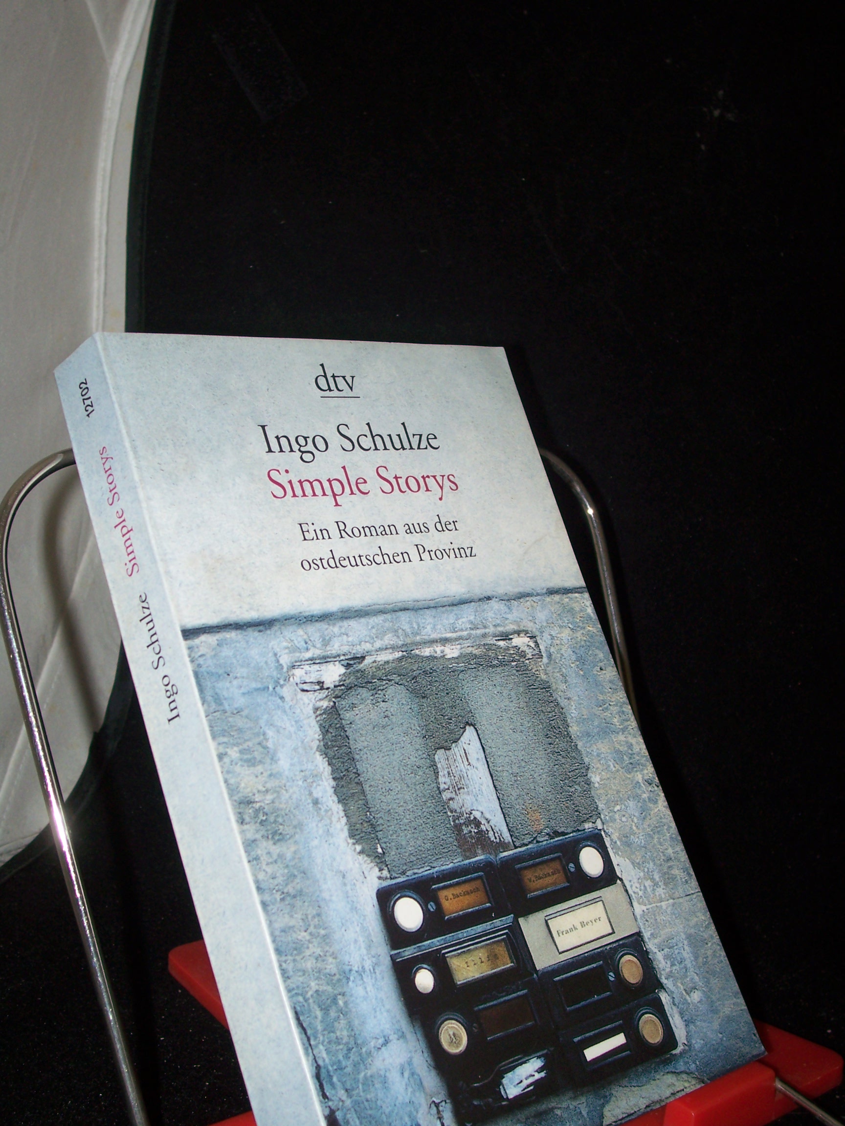 Artikelbild 1 des Artikels “Simple Storys : ein Roman aus der ostdeutschen Provinz / Ingo Schulze “