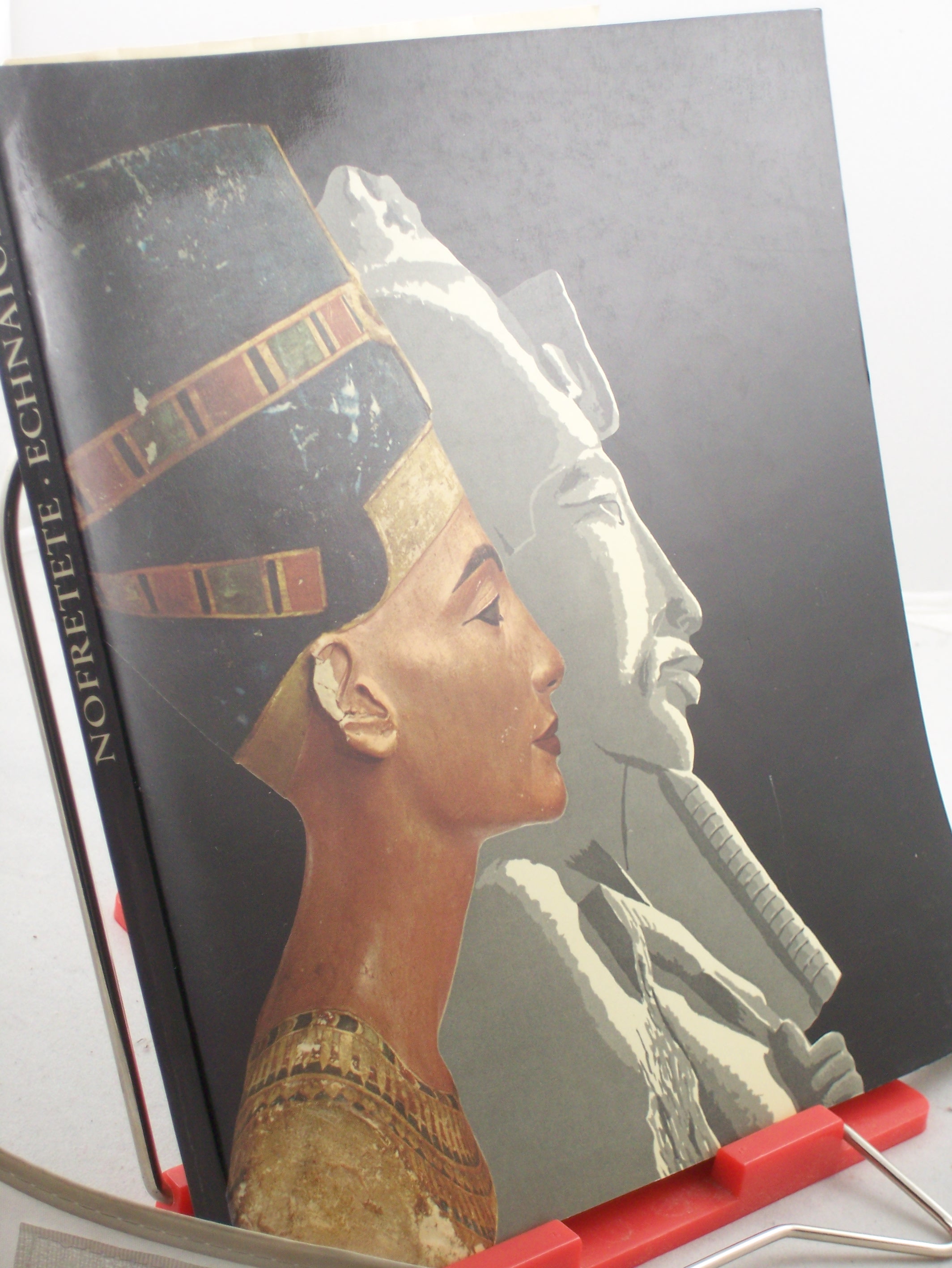 Artikelbild 1 des Artikels “Nofretete, Echnaton : Berlin, Ägypt. Museum d. Staatl. Museen Preuss. Kulturbesitz, 10. April - 16. Juni 1976 / Red.: Hans Wolfgang Müller (Einl.) ; Jürgen Settgast (Gesamtkatalog) “