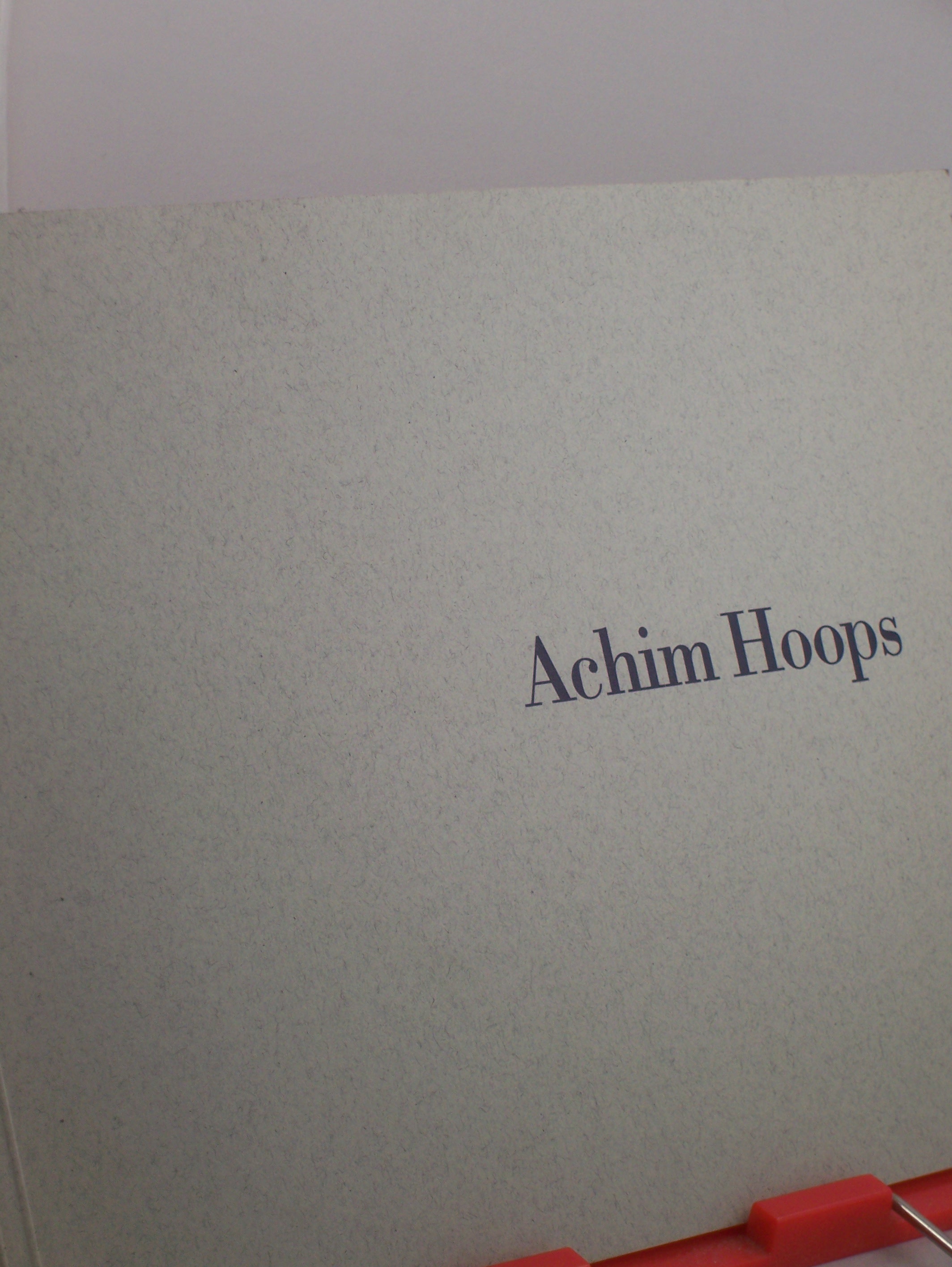 Artikelbild 1 des Artikels “Achim Hoops : Richard-Haizmann-Museum Niebüll 1990 ; dieses Buch
erscheint anlässlich der Ausstellung von Achim Hoops im
Richard-Haizmann-Museum Niebüll in Zusammenarbeit mit der
Dörrie-Priess-Galerie “