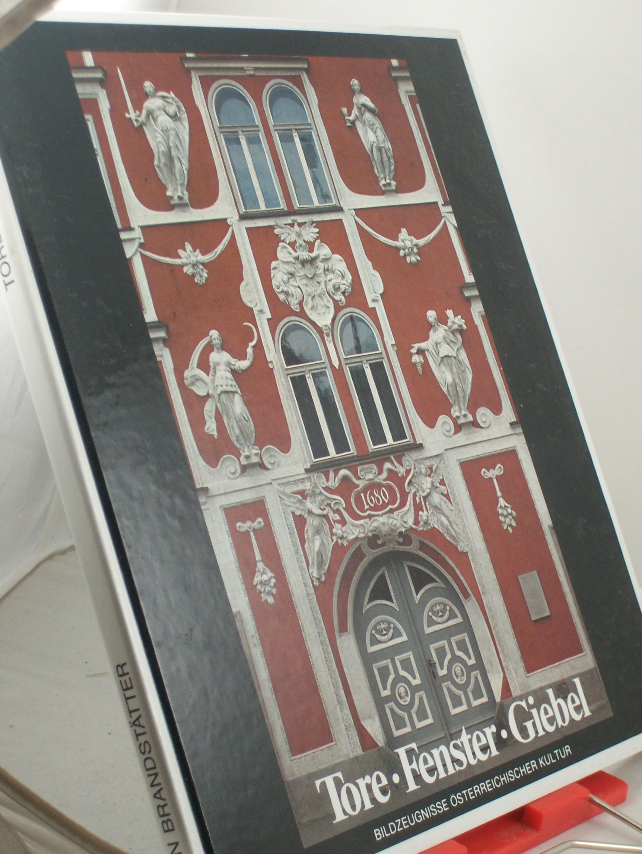 Artikelbild 1 des Artikels “Tore, Fenster, Giebel : Bilderzeugnisse österr. Kultur / hrsg. von
Christian Brandstätter u. Hans Schaumberger. Mit 105 Farbabb. nach
Photogr. von Franz Hubmann “