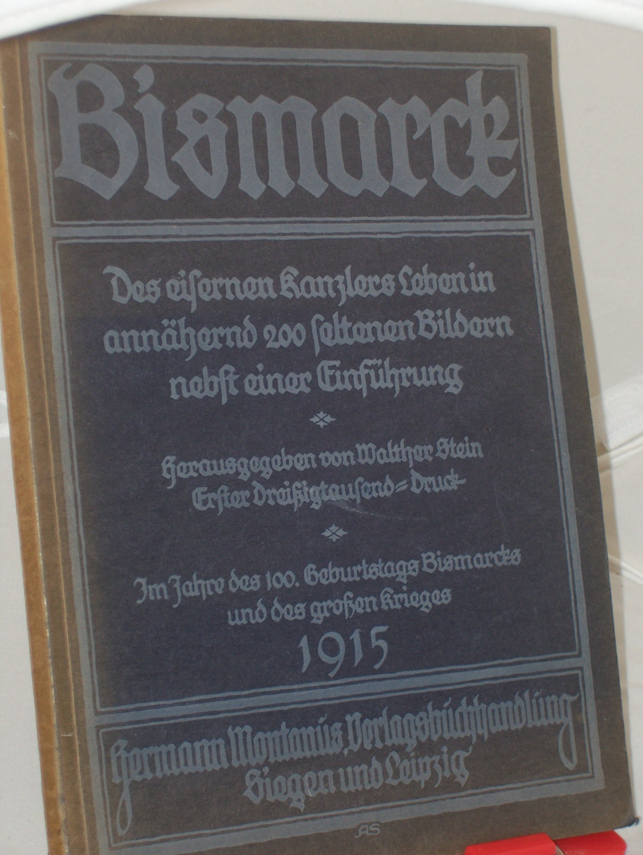 Artikelbild 1 des Artikels “Bismarck : Des eisernen Kanzlers Leben in annähernd 200 Bildern nebst e. Einführung ; Im J. d. 100. Geburtstags Bismarcks u. d. großen Krieges / Hrsg. von Walther Stein “