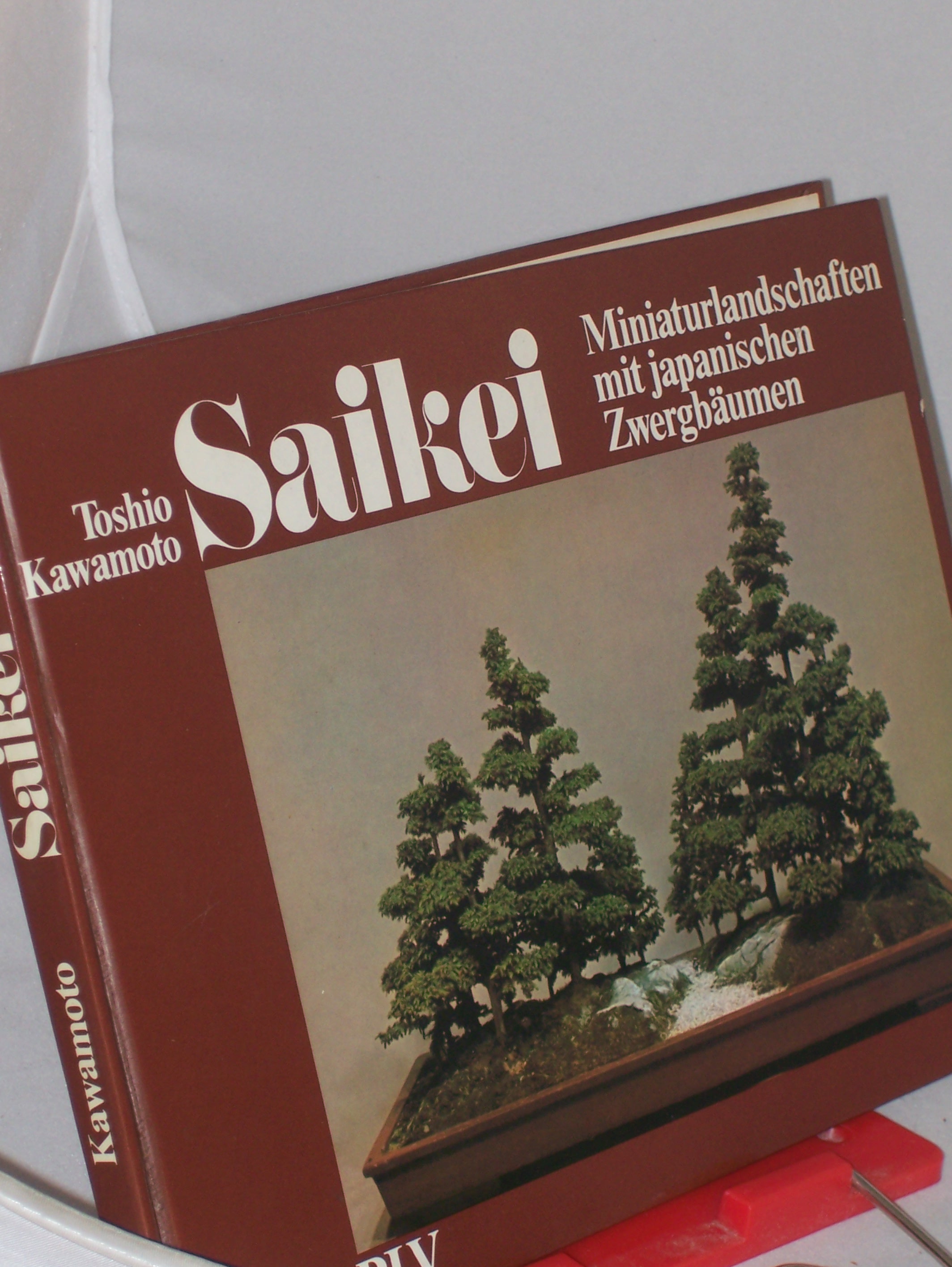 Artikelbild 1 des Artikels “Saikei : Miniaturlandschaften mit japan. Zwergbäumen / Toshio Kawamoto. Übers.: Horst Daute “