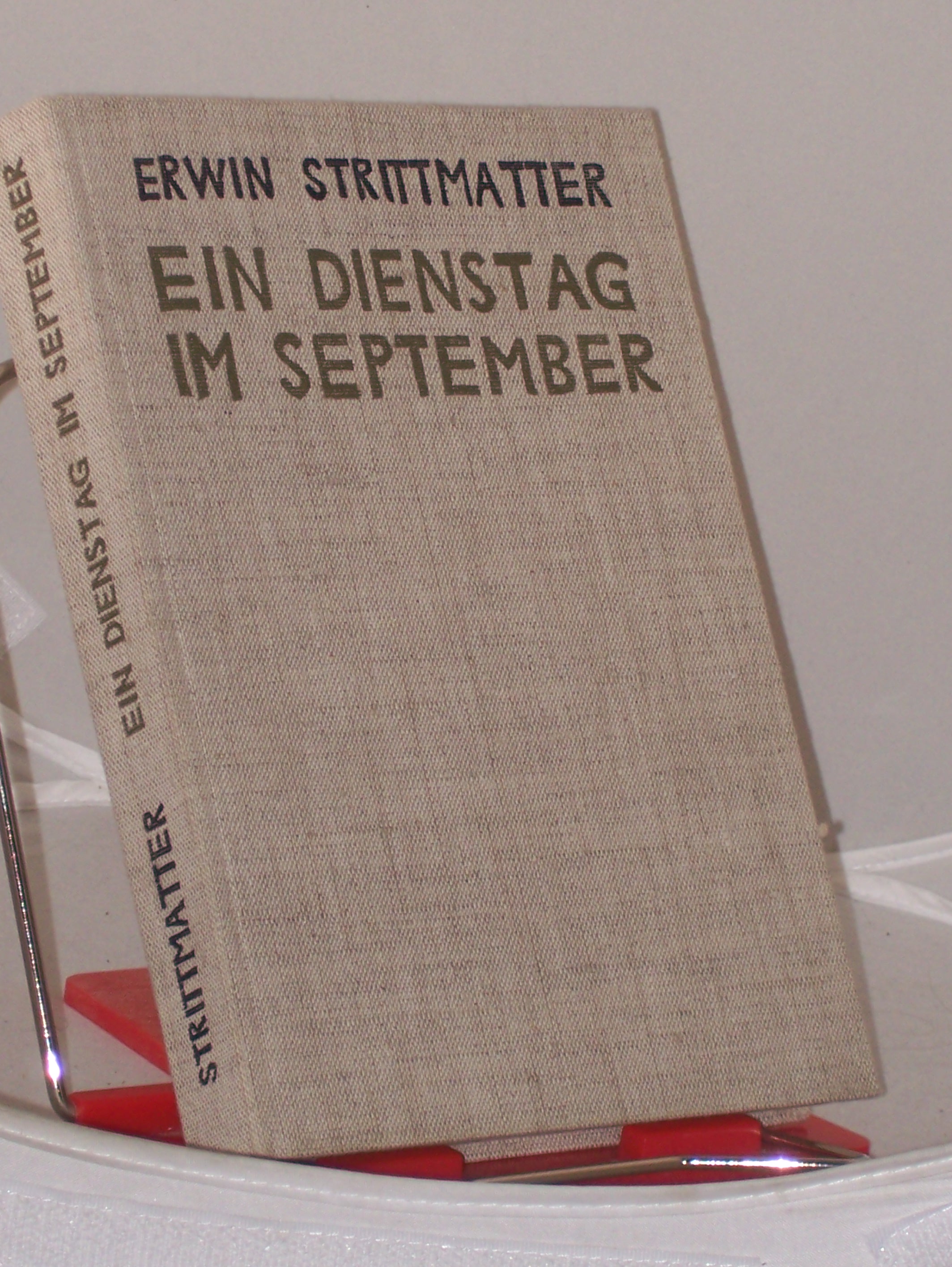 Artikelbild 1 des Artikels “Ein Dienstag im September : 16 Romane im Stenogramm / Erwin
Strittmatter. Holzschn. v. Lothar Sell “