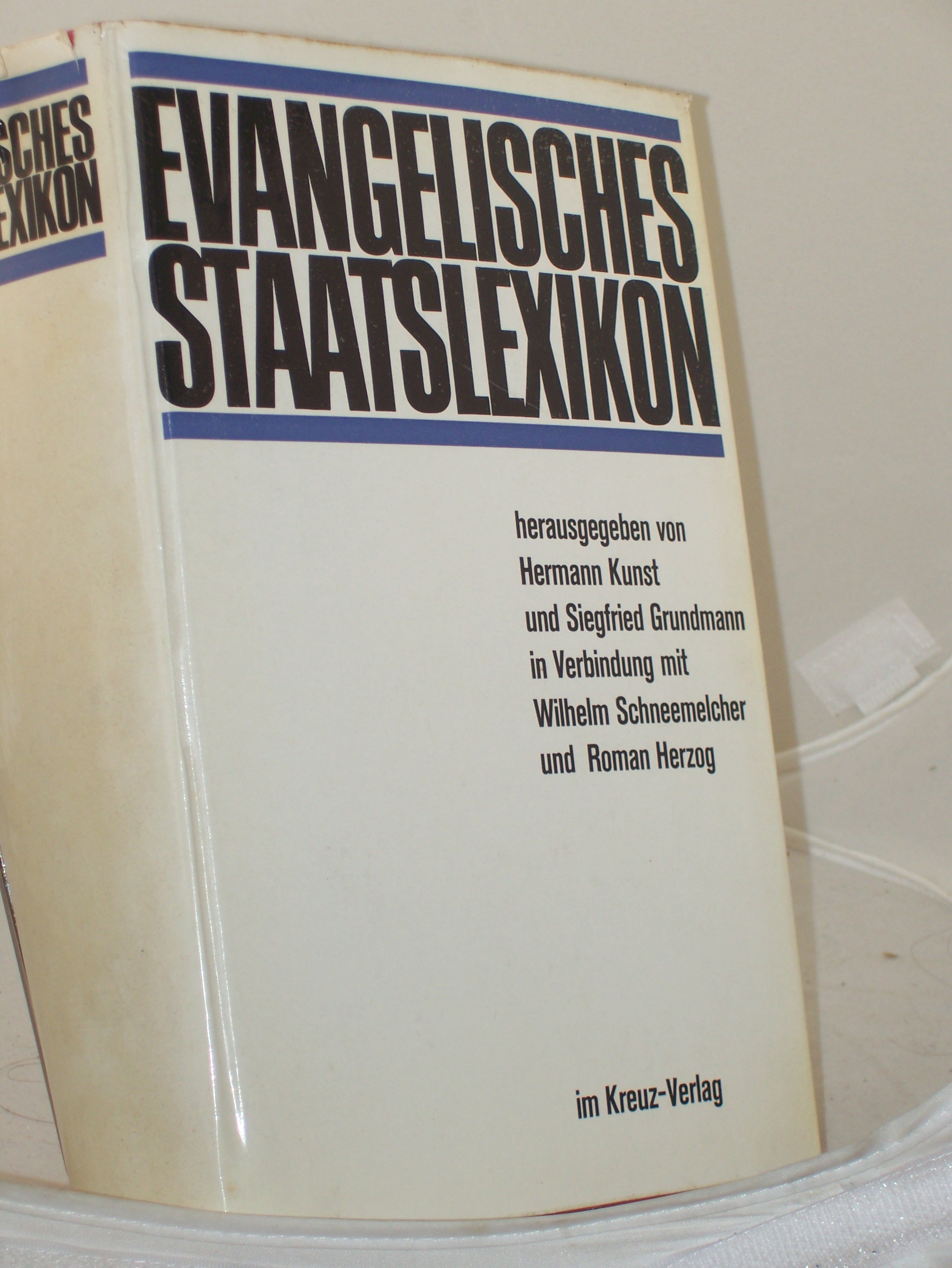 Artikelbild 1 des Artikels “Evangelisches Staatslexikon / Hrsg. von Hermann Kunst u. Siegfried
Grundmann in Verb. mit Wilhelm Schneemelcher u. Roman Herzog “
