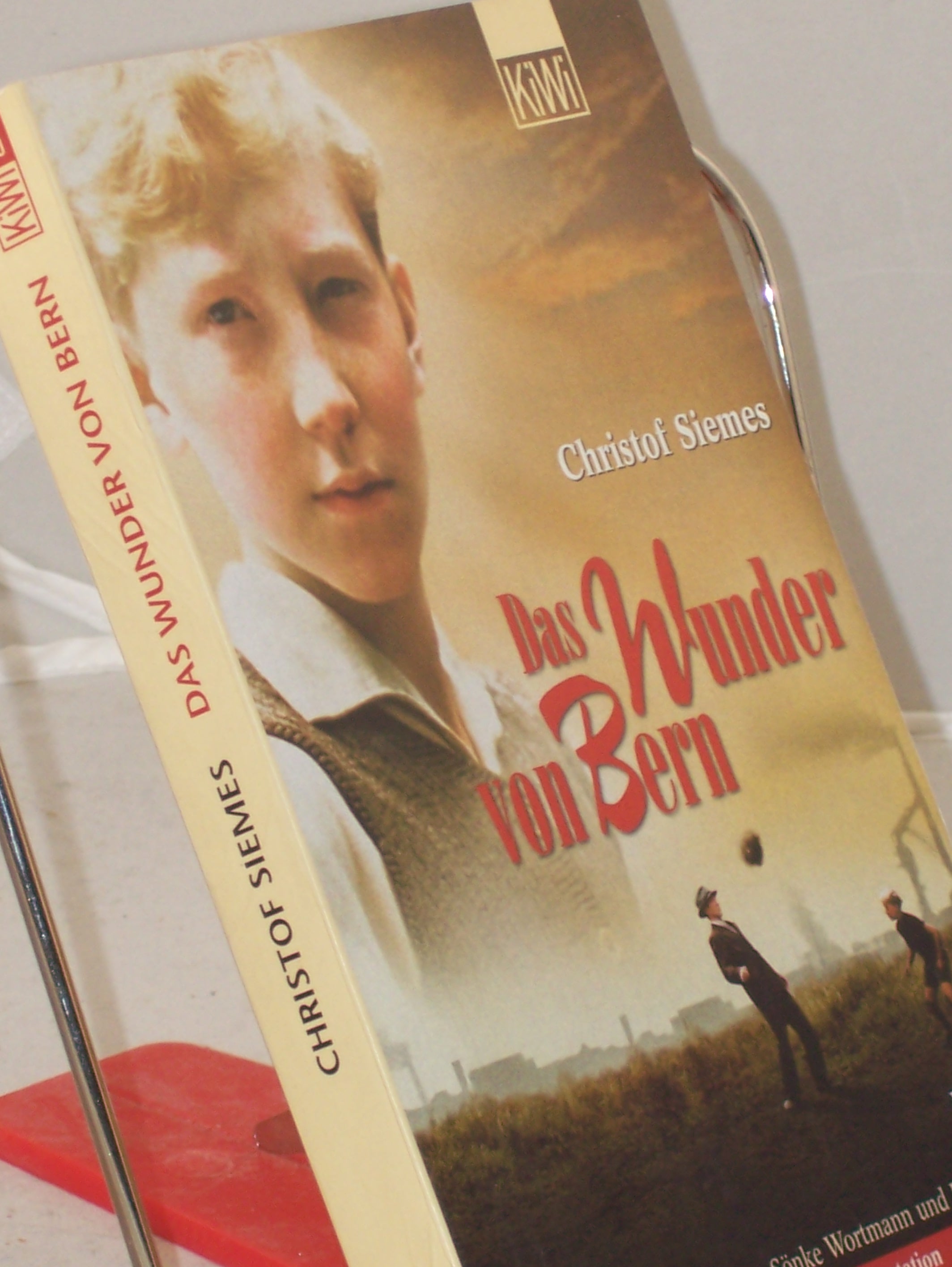 Artikelbild 1 des Artikels “Das Wunder von Bern : Roman ; nach einem Drehbuch von Sönke Wortmann und Rochus Hahn ; mit zahlreichen Originalaufnahmen und einer Geschichte der Fußball-Weltmeisterschaft 1954 / Christof Siemes “