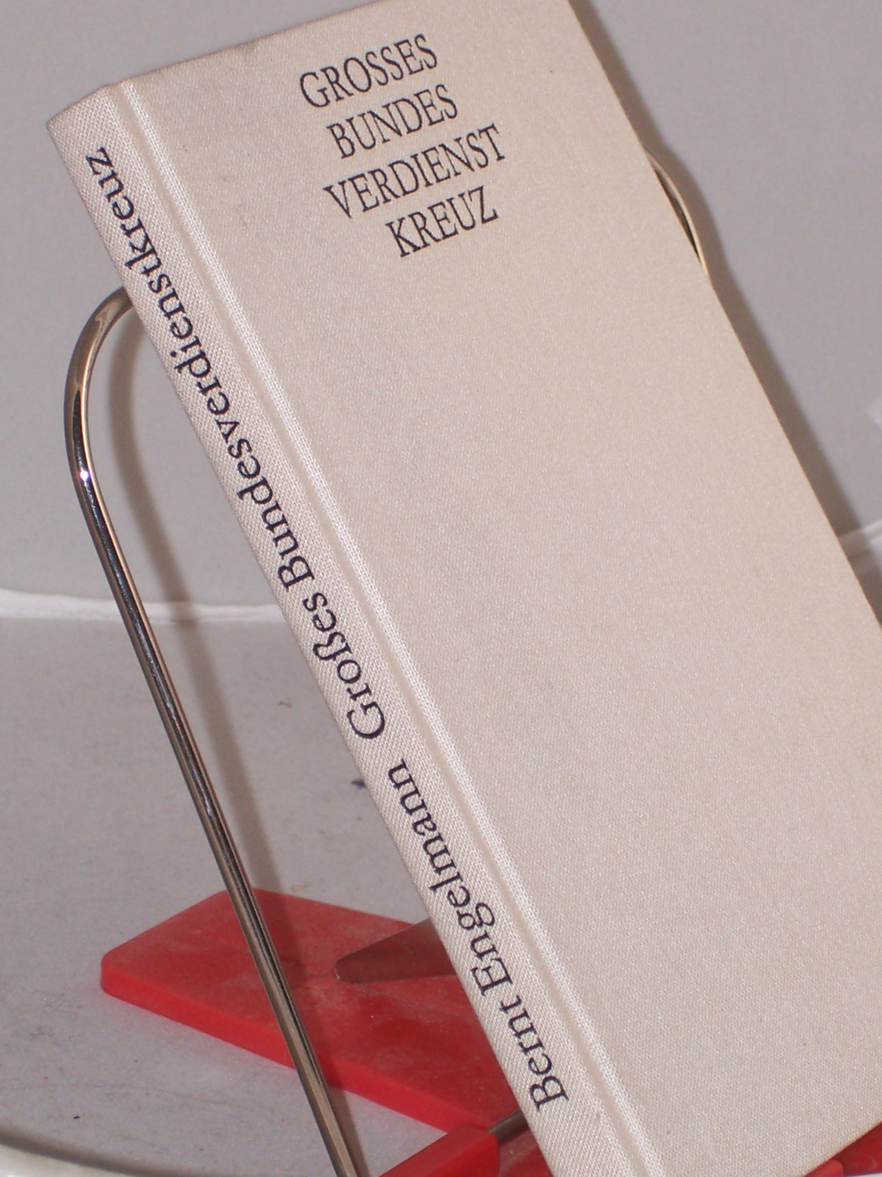 Artikelbild 1 des Artikels “Grosses Bundesverdienstkreuz : Tatsachenroman / Bernt Engelmann “