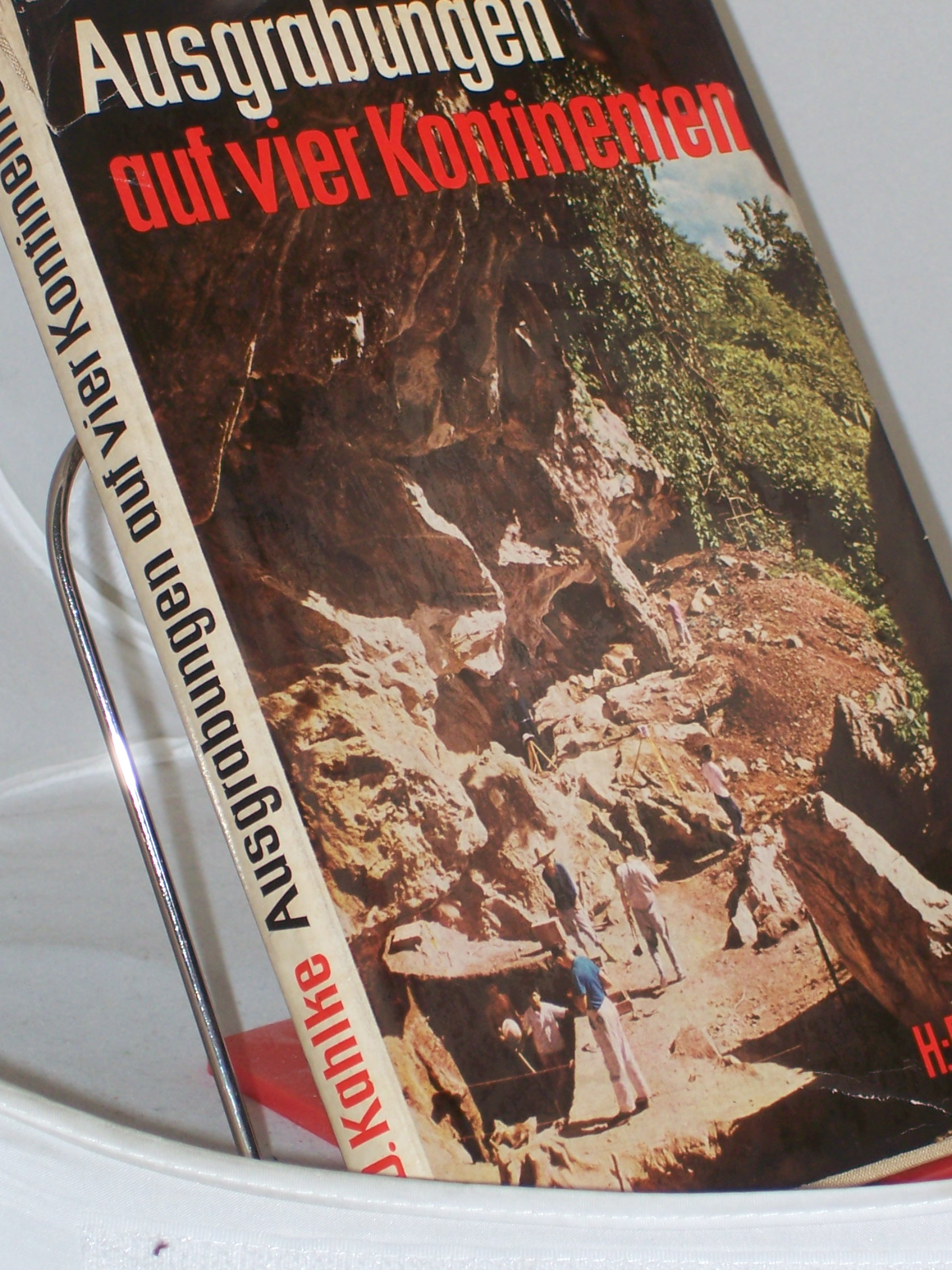 Artikelbild 1 des Artikels “Ausgrabungen auf vier Kontinenten : Forschungen, Funde, Erkenntnisse /
Hans-Dietrich Kahlke. Zeichn. u. Ktn.: Gerhard Tag u. Gerhard Pippig “