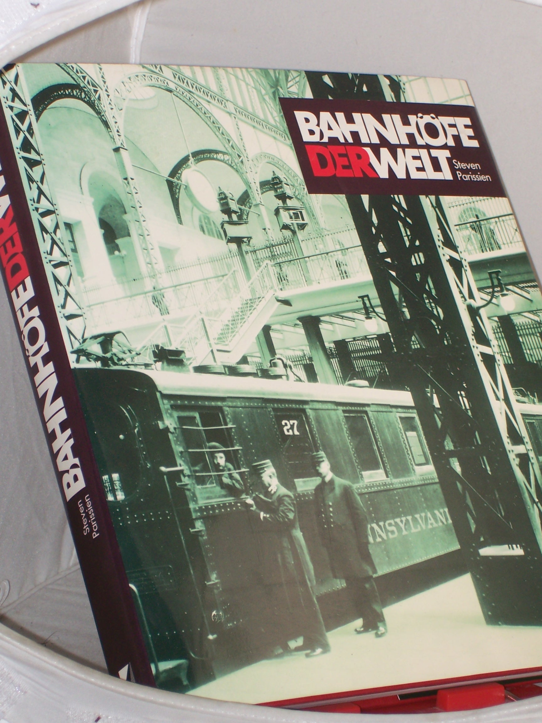 Artikelbild 1 des Artikels “Bahnhöfe der Welt : eine Architektur- und Kulturgeschichte / Steven
Parissien. Aus dem Engl. von Martin Rometsch “