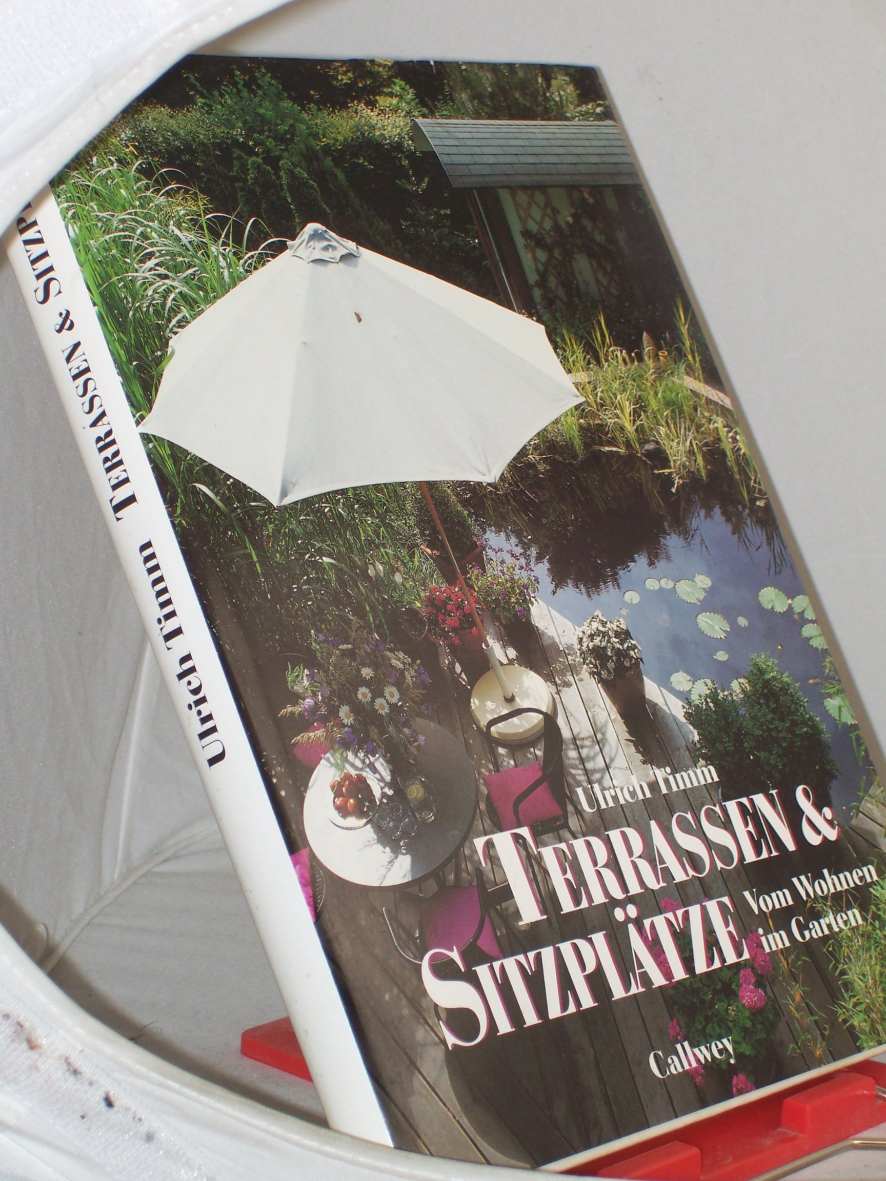 Artikelbild 1 des Artikels “Terrassen & Sitzplätze : vom Wohnen im Garten / Ulrich Timm. Unter
Mitarb. von Hannelore Timm. Vorw. von Rosemary Verey “