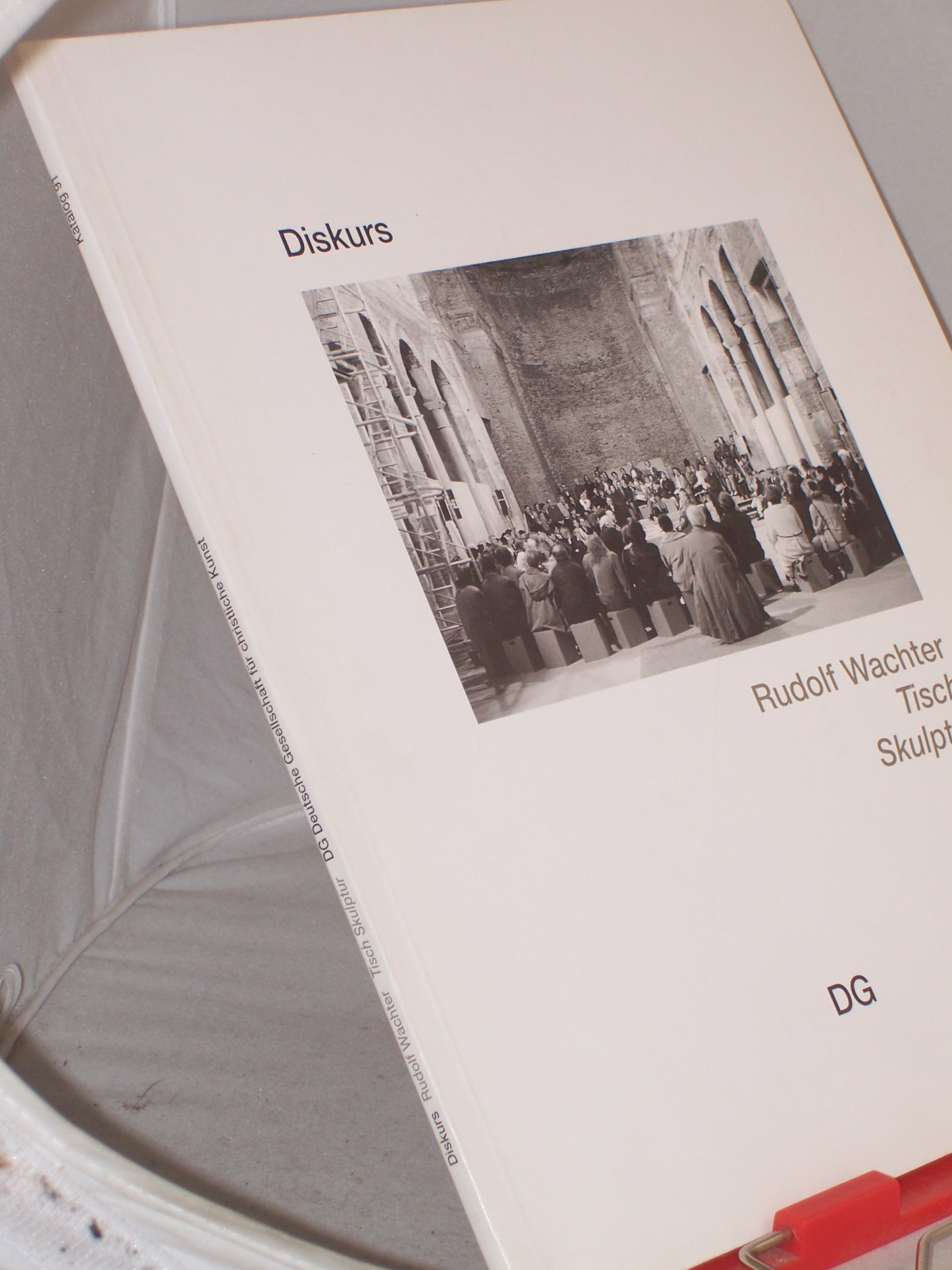 Artikelbild 1 des Artikels “Diskurs Rudolf Wachter TISCH SKULPTUR, KunstBauStelle
Allerheiligen-Hofkirche, 21. Mai 1995. Mit Beiträgen von Markus
Wimmer, Ilse Rottach und Ivo Kranzfelder. Mit Kurzbiografien der
Beiträger. - (=Band 91 von Kunstverein “