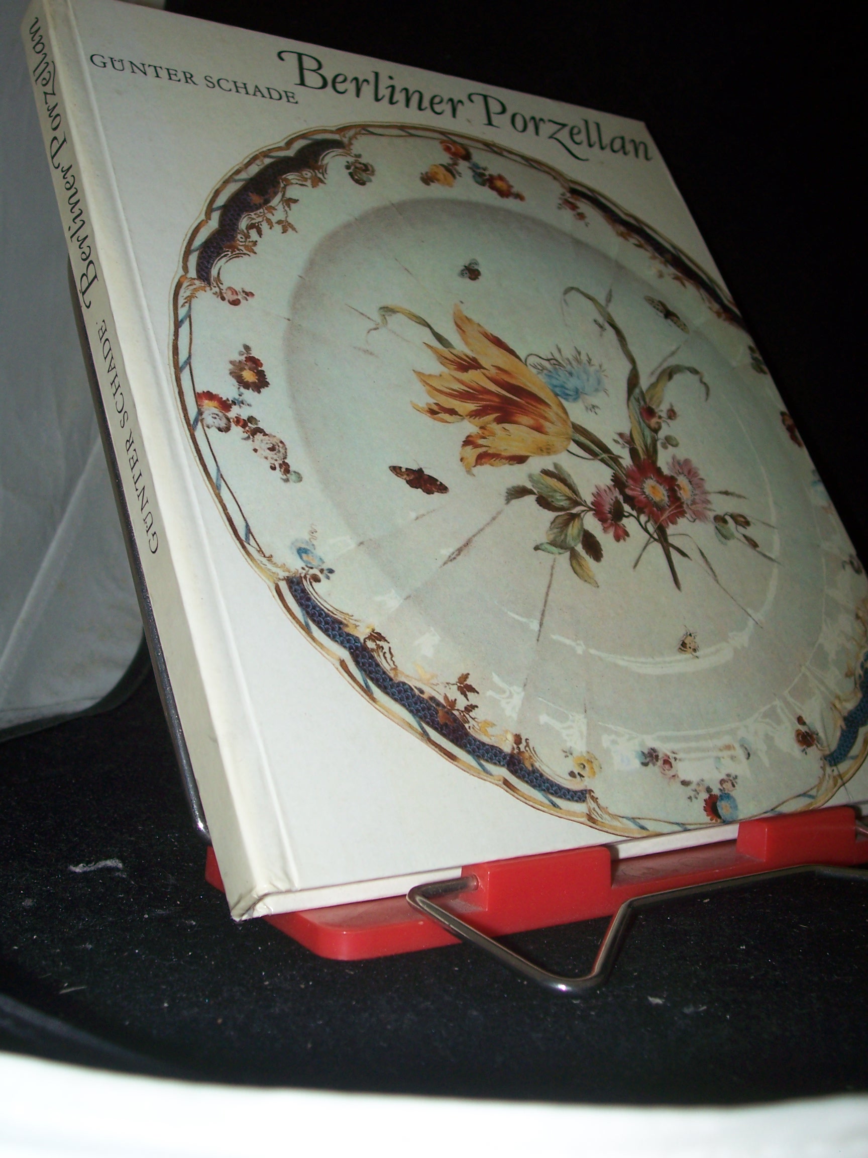 Artikelbild 1 des Artikels “Berliner Porzellan : zur Kunst- u. Kulturgeschichte d. Berliner Porzellanmanufakturen im 18. u. 19. Jh. / Günter Schade. Mit Fotos von Walter Danz “