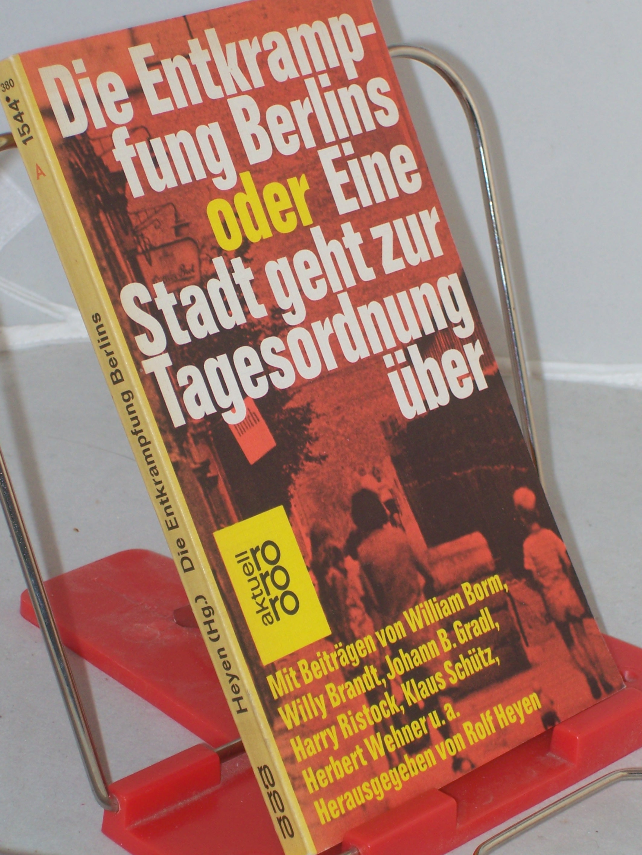 Artikelbild 1 des Artikels “Die Entkrampfung Berlins oder Eine Stadt geht zur Tagesordnung über / Hrsg. von Rolf Heyen “
