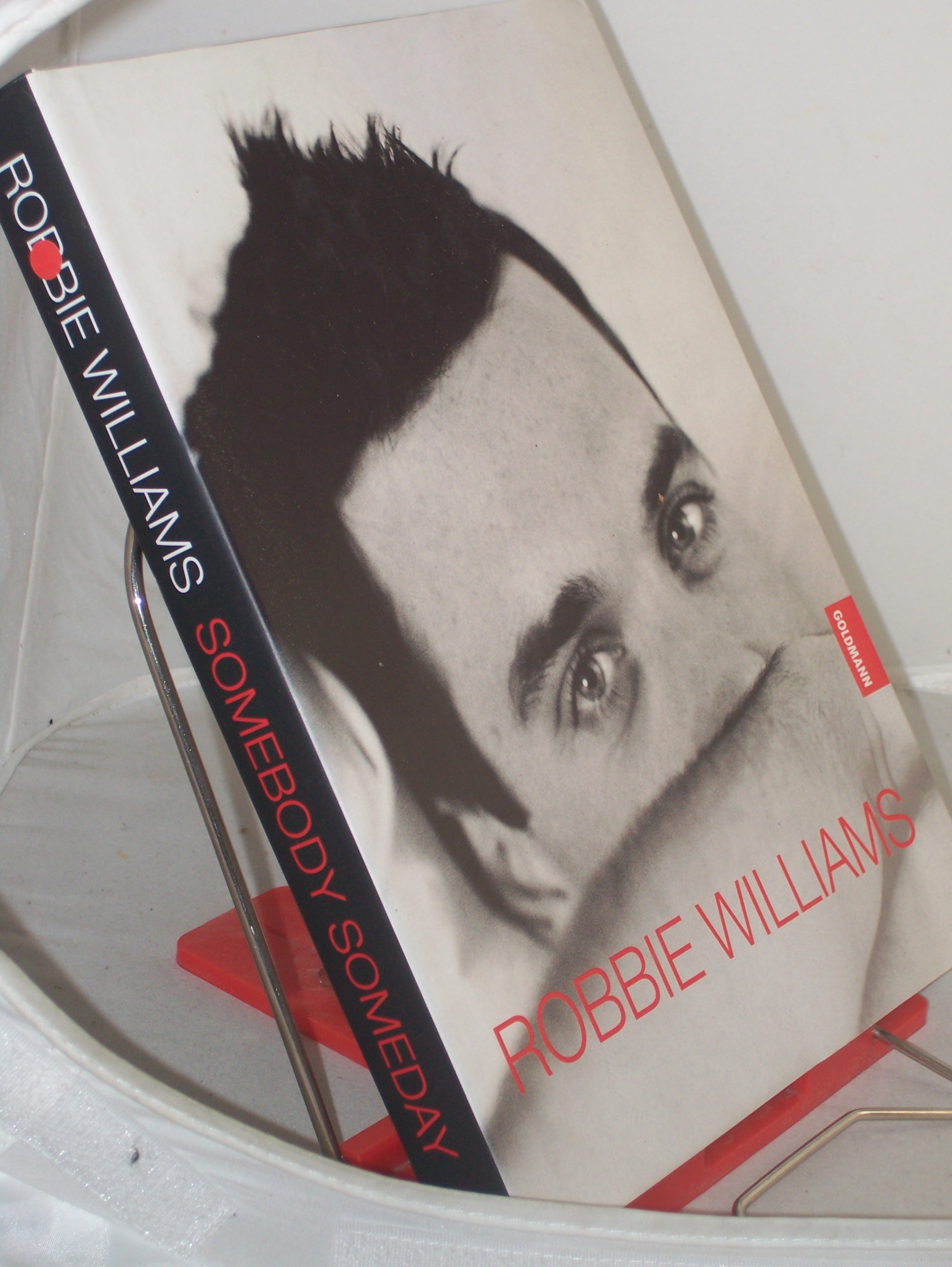Artikelbild 1 des Artikels “Robbie Williams, Somebody someday / Text von Mark McCrum. Fotogr. von
Scarlet Page. Aus dem Engl. von Frauke Meier und Winfried Czech “