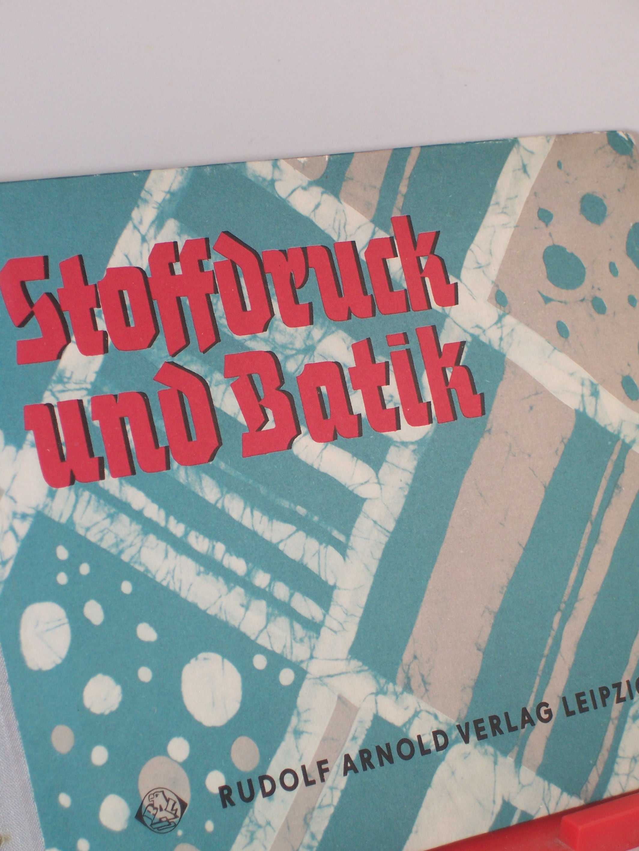 Artikelbild 1 des Artikels “Stoffdruck und Batik : Method. u. techn. Anleitg f. versch. handwerkl. Arten d. Stoffdruckes u. d. Stoffärberei / Helga Graupner. Graf. Gestaltg: Hans Greschek “