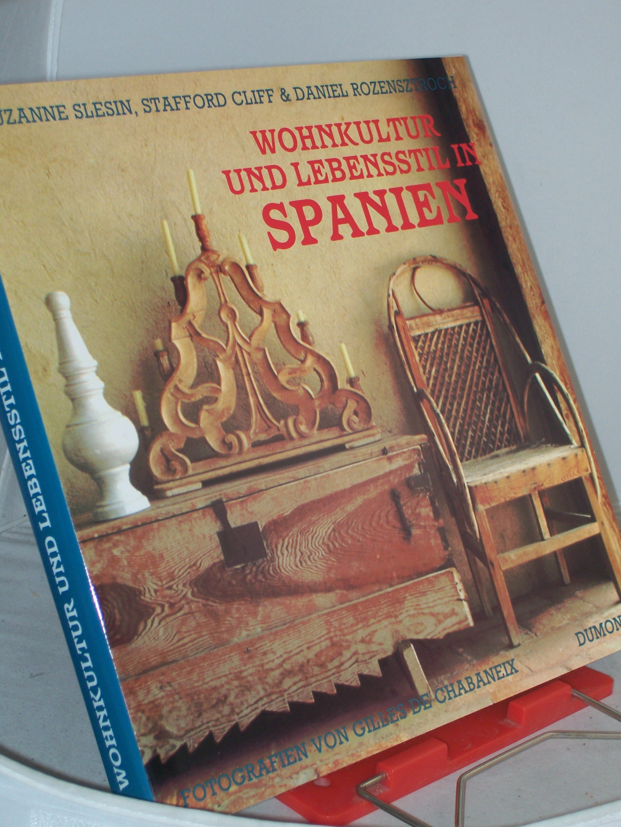 Artikelbild 1 des Artikels “Wohnkultur und Lebensstil in Spanien / Suzanne Slesin... Fotogr. von
Gilles de Chabaneix. Vorw. von Paloma Picasso. Ein Bild von Spanien
von Manuel Canovas. Aus dem Amerikan. von Manfred Allié und Gabriele
Kempf-Allié “