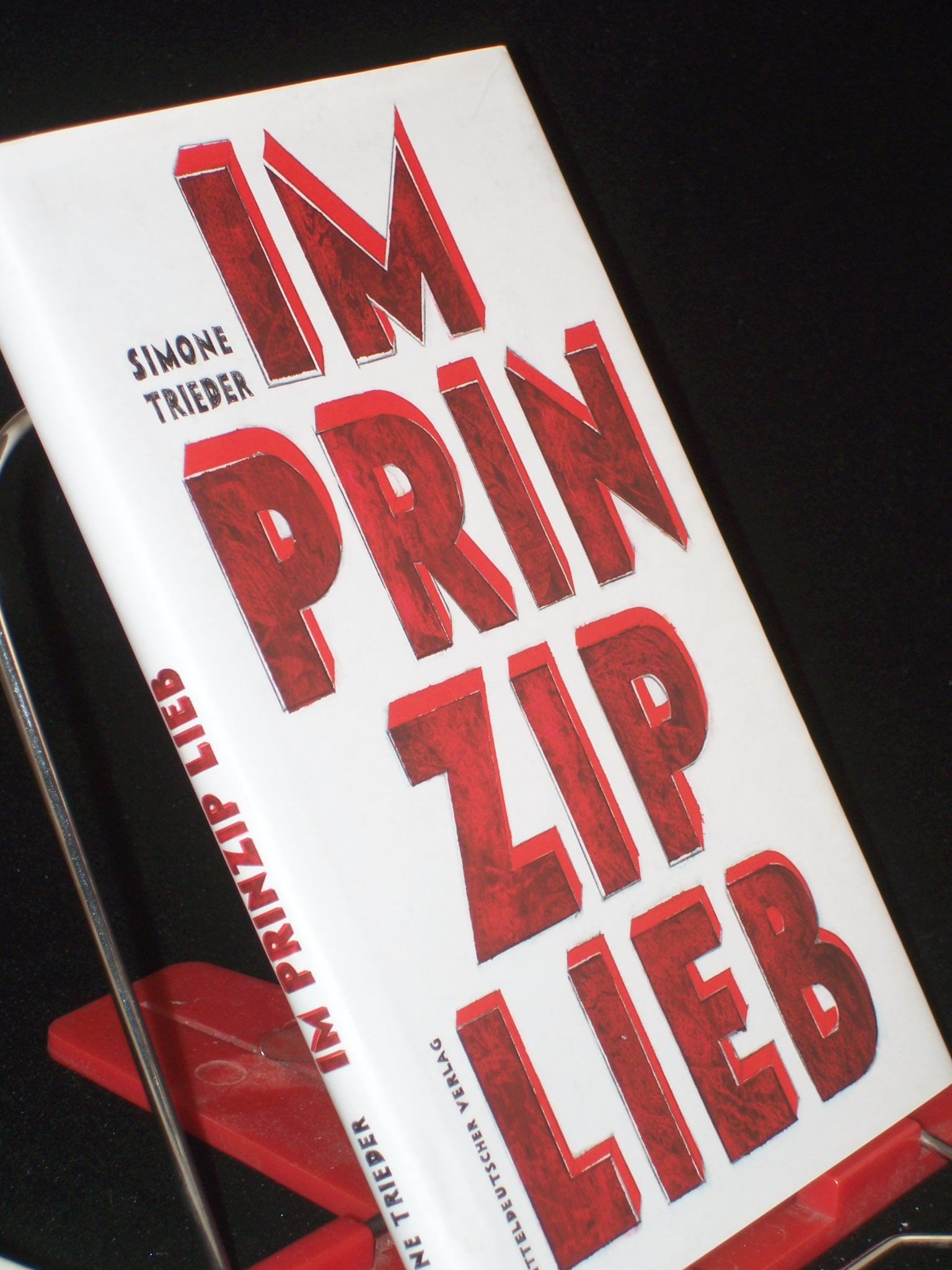 Artikelbild 1 des Artikels “Im Prinzip lieb : Erzählung / Simone Trieder. Illustrationen von
Robert Voss “