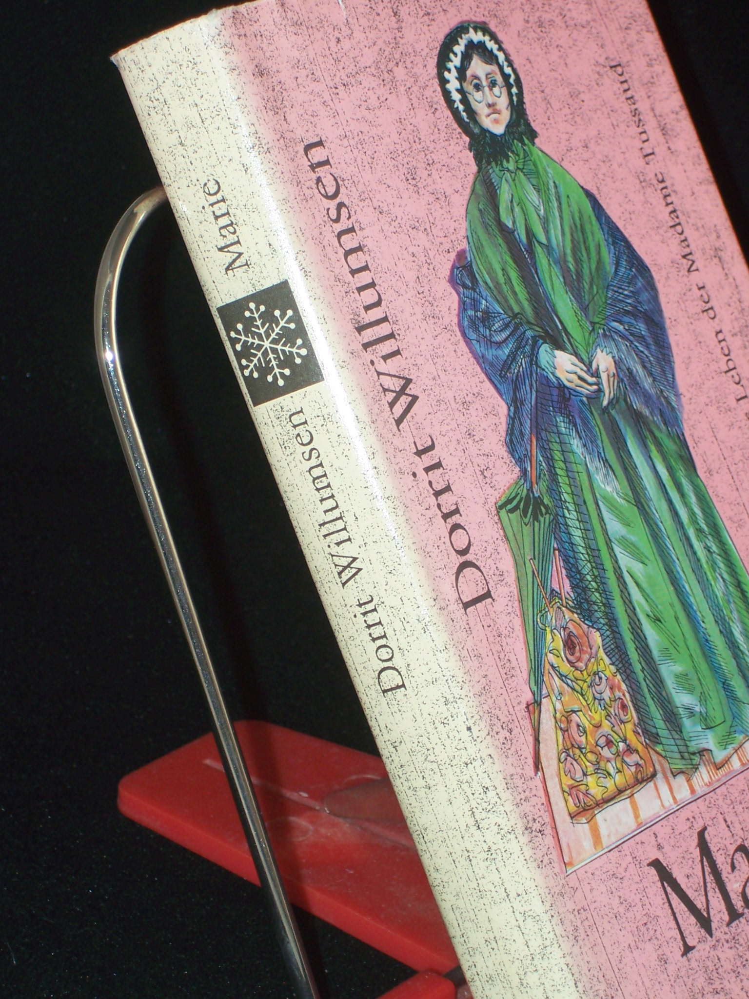 Artikelbild 1 des Artikels “Marie : e. Roman über d. Leben d. Madame Tussaud / Dorrit Willumsen.
Aus d. Dän. von Irma Entner “