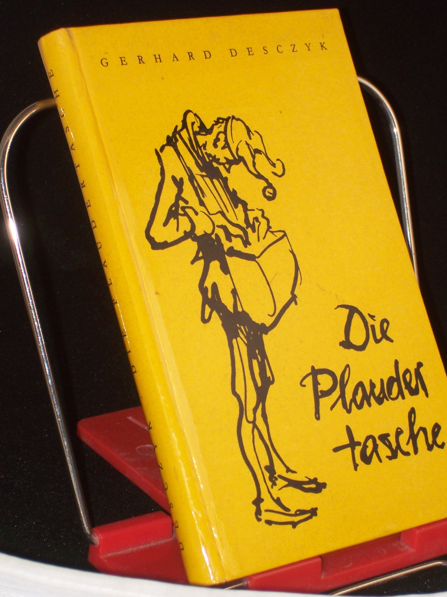 Artikelbild 1 des Artikels “Die Plaudertasche : Gefüllt mit guten Witzen, einiger Narrenweisheit
u. vielerlei süssem Geschwätz / Gerhard Desczyk. Illustrationen:
Hanns Georgi “