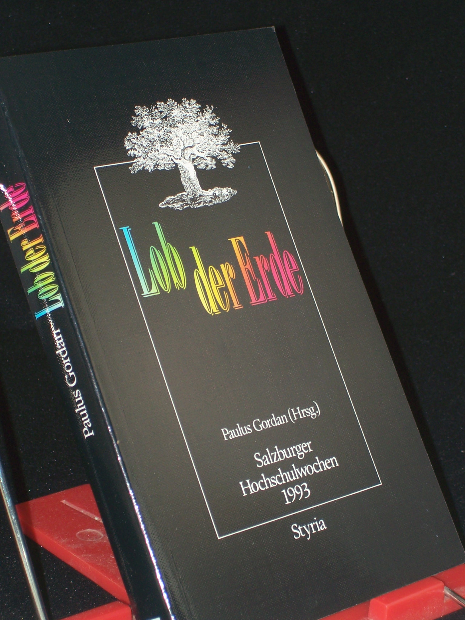 Artikelbild 1 des Artikels “Lob der Erde : Vorlesungen und Festvortrag der Salzburger Hochschulwochen, vom 26. Juli bis 7. August 1993 an der Universität Salzburg / im Auftr. des Direktoriums der Salzburger Hochschulwochen hrsg. von Paulus Gordan “