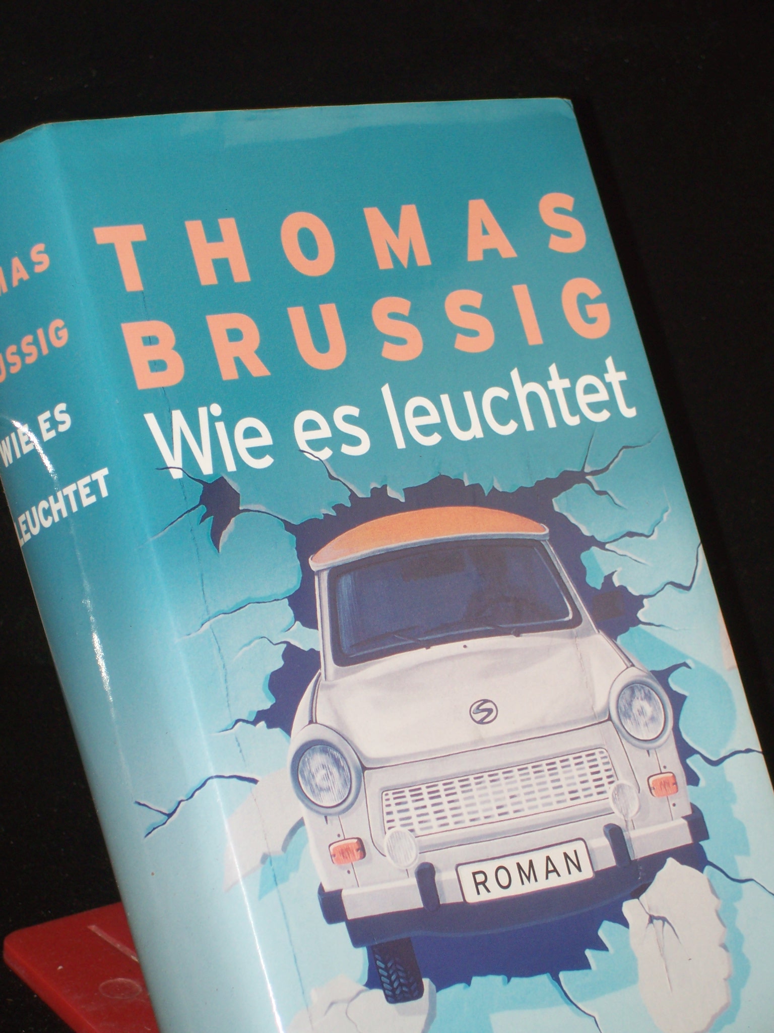 Artikelbild 1 des Artikels “Wie es leuchtet : Roman / Thomas Brussig “