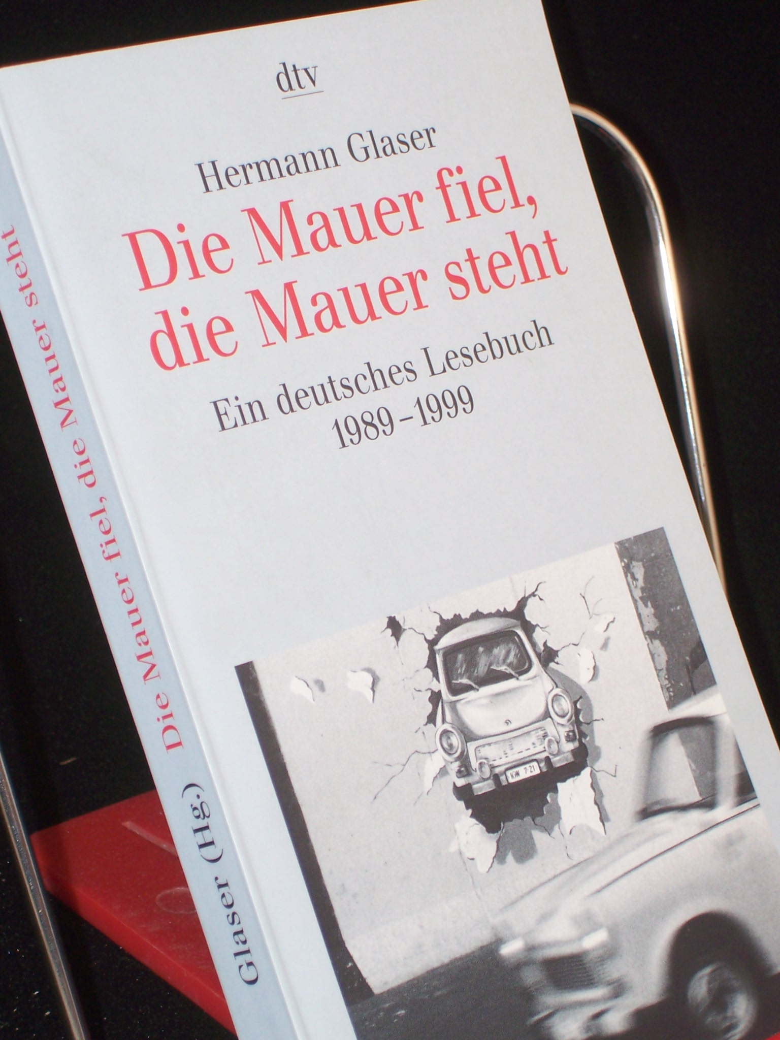 Artikelbild 1 des Artikels “Die Mauer fiel, die Mauer steht : ein deutsches Lesebuch ; 1989 - 1999 / hrsg. von Hermann Glaser “