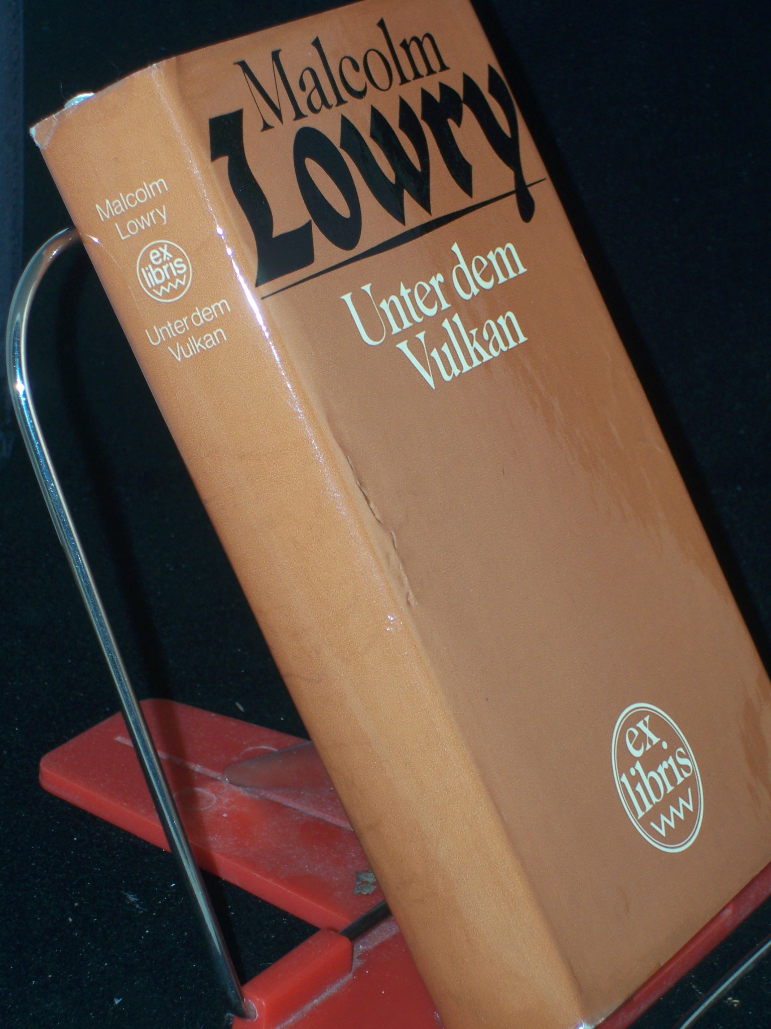 Artikelbild 1 des Artikels “Unter dem Vulkan : Roman / Malcolm Lowry. Aus d. Amerikan. von Susanna
Rademacher. Mit e. Nachw. von Wladimir Skorodenko “